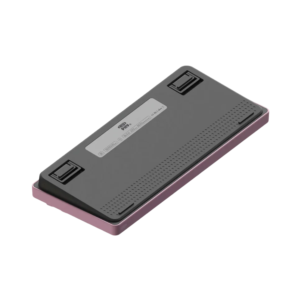 Spód różowej klawiatury z czarnym blatem i otworami wentylacyjnymi.