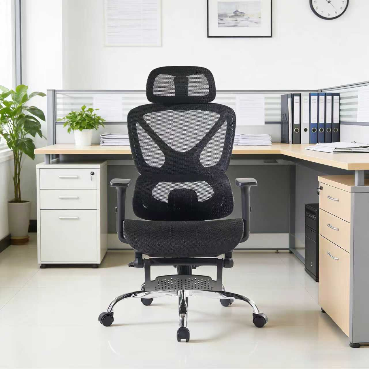 Una silla de oficina negra con respaldo de malla en una oficina moderna.