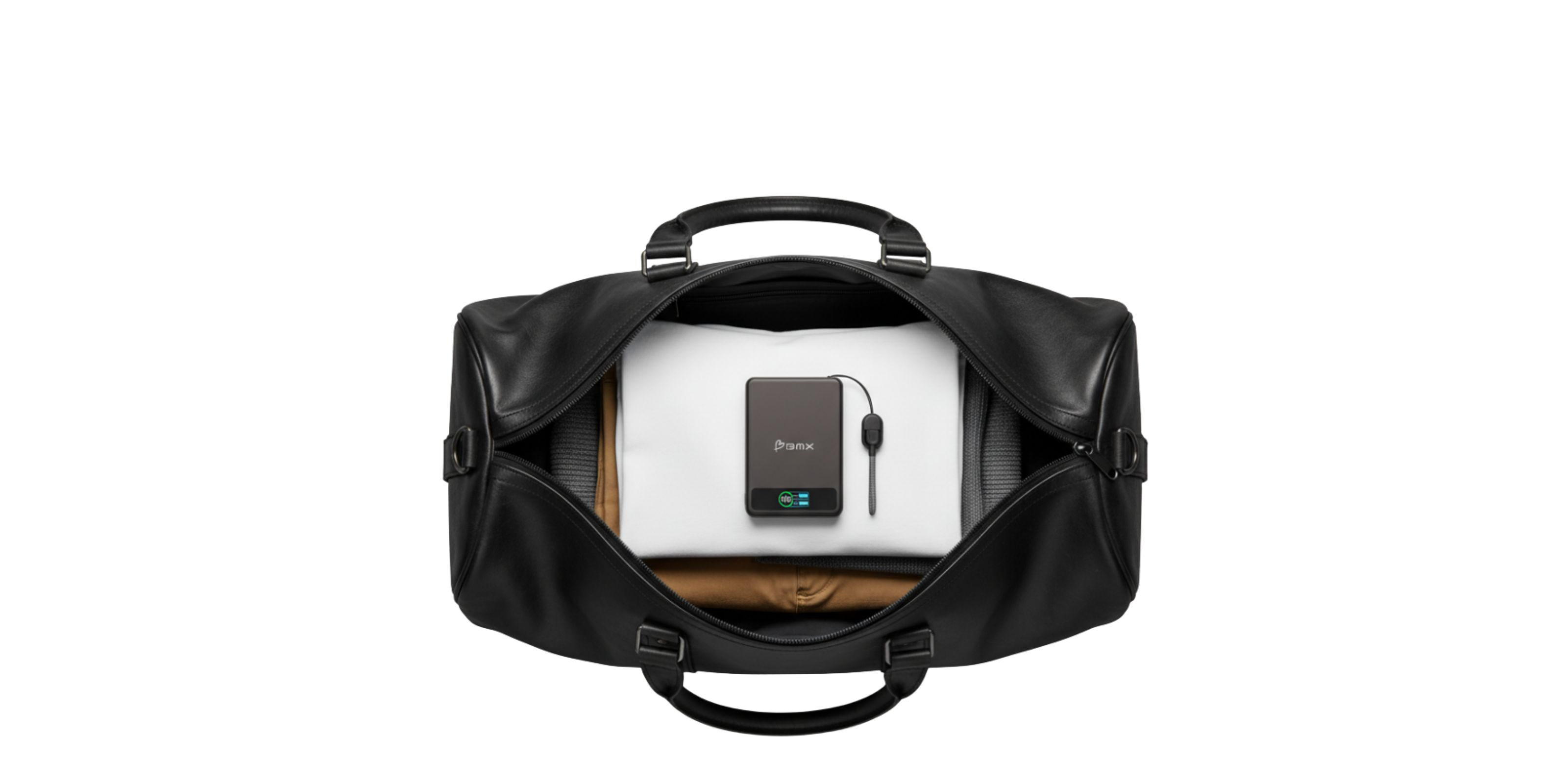 Schwarze Lederreisetasche mit Kleidung und einem schwarzen Powerbank-Ladegerät.