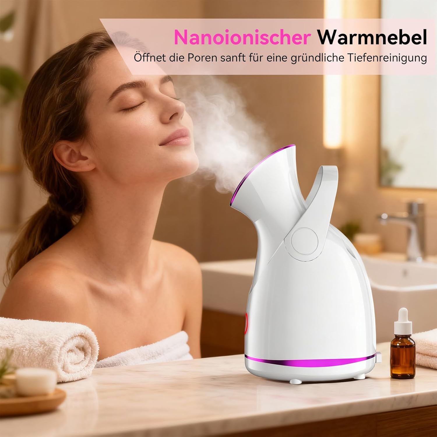 Frau inhaliert Dampf aus einem weißen Gesichtssteamer mit violetter Umrandung.