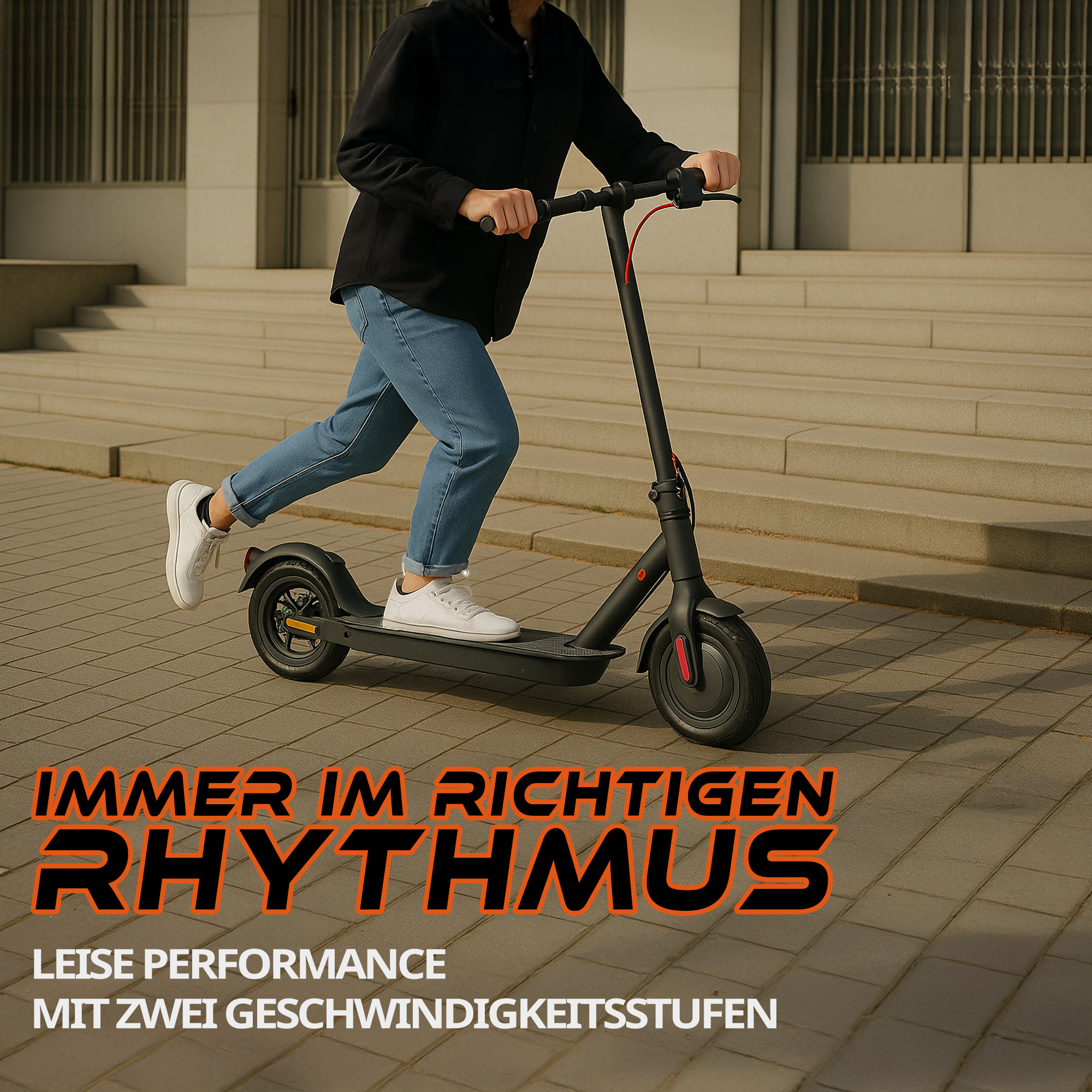 Person fährt einen schwarzen Elektroroller auf einem gepflasterten Weg vor einer Treppe.