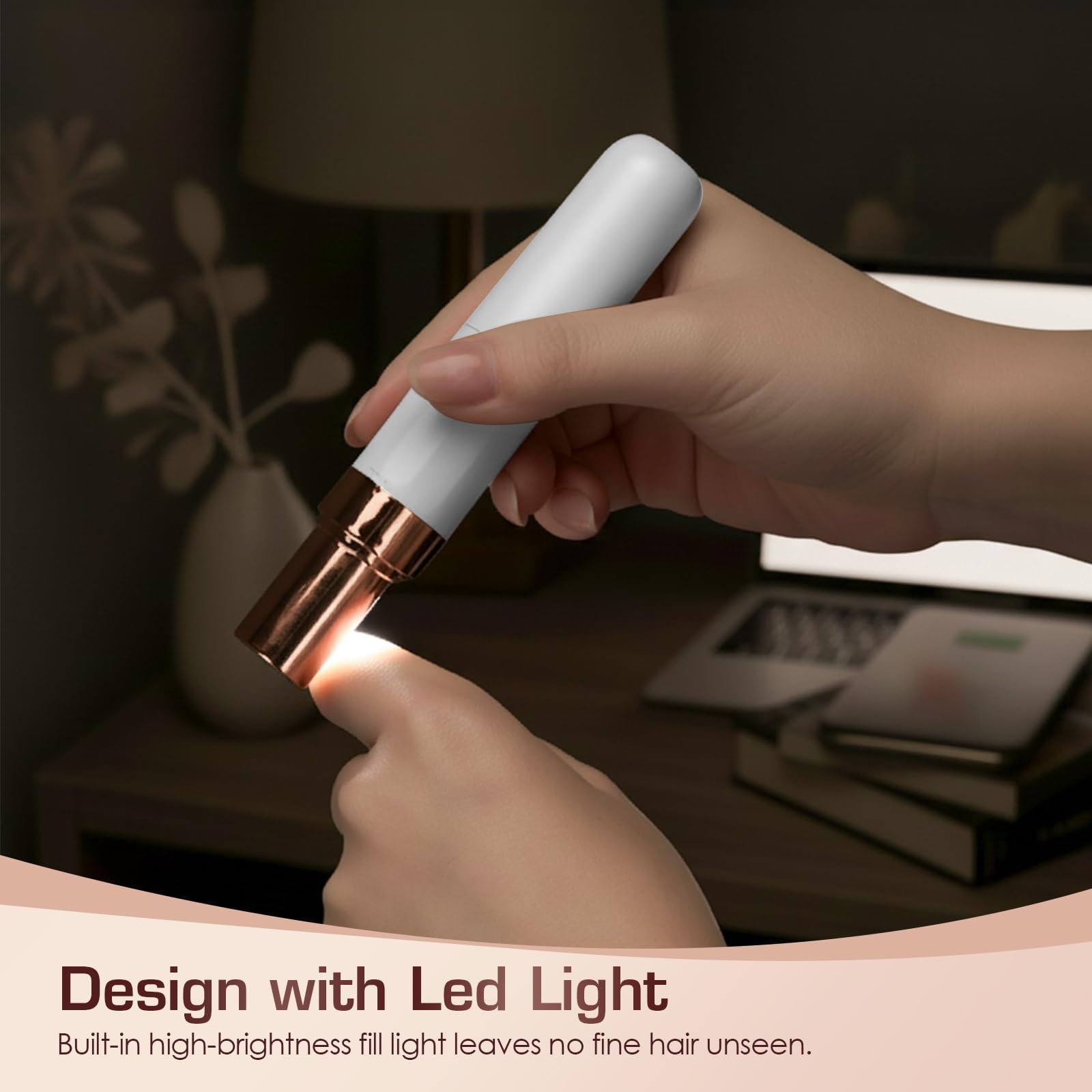 Eine Hand hält ein weißes Gerät mit LED-Licht, das auf einen Finger leuchtet.
