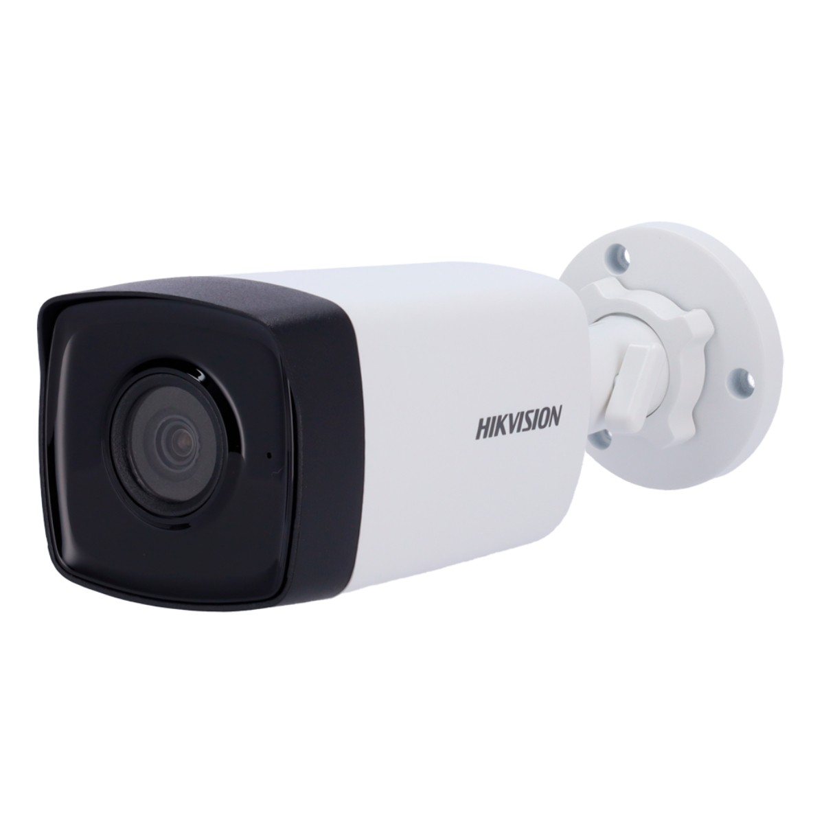 Siyah lens yuvalı beyaz bir Hikvision güvenlik kamerası beyaz bir brakete monte edilmiştir.