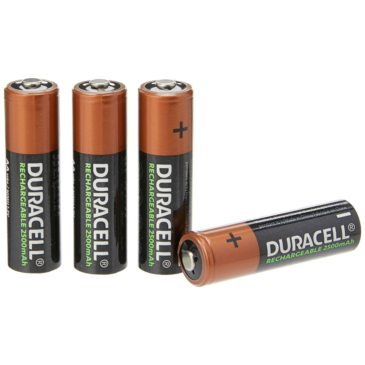 Tre batterie ricaricabili AA Duracell sono in piedi, una quarta giace davanti.