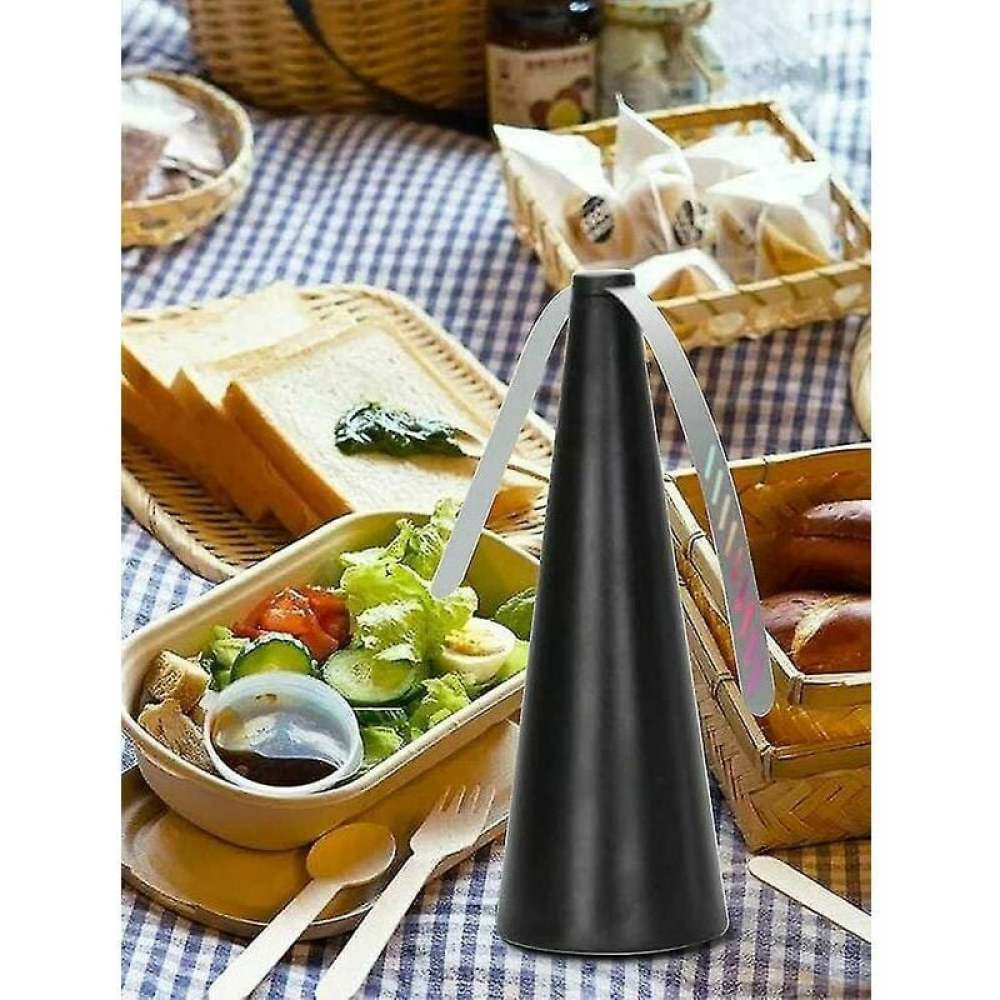 Schwarzer Fliegenvertreiber auf einem Picknicktisch mit Toast, Salat und Gebäck.