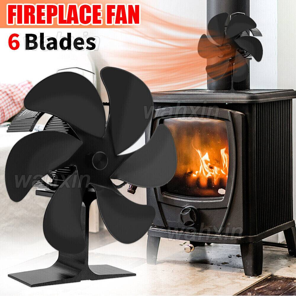 Schwarzer 6-flügeliger Ofenventilator vor einem brennenden Kamin.