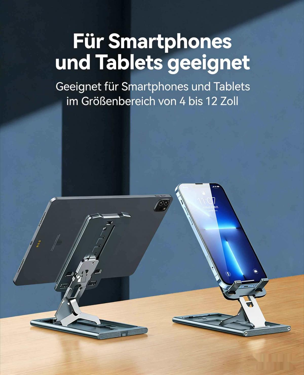 Ein Tablet und ein Smartphone auf Ständern auf einem Holztisch.
