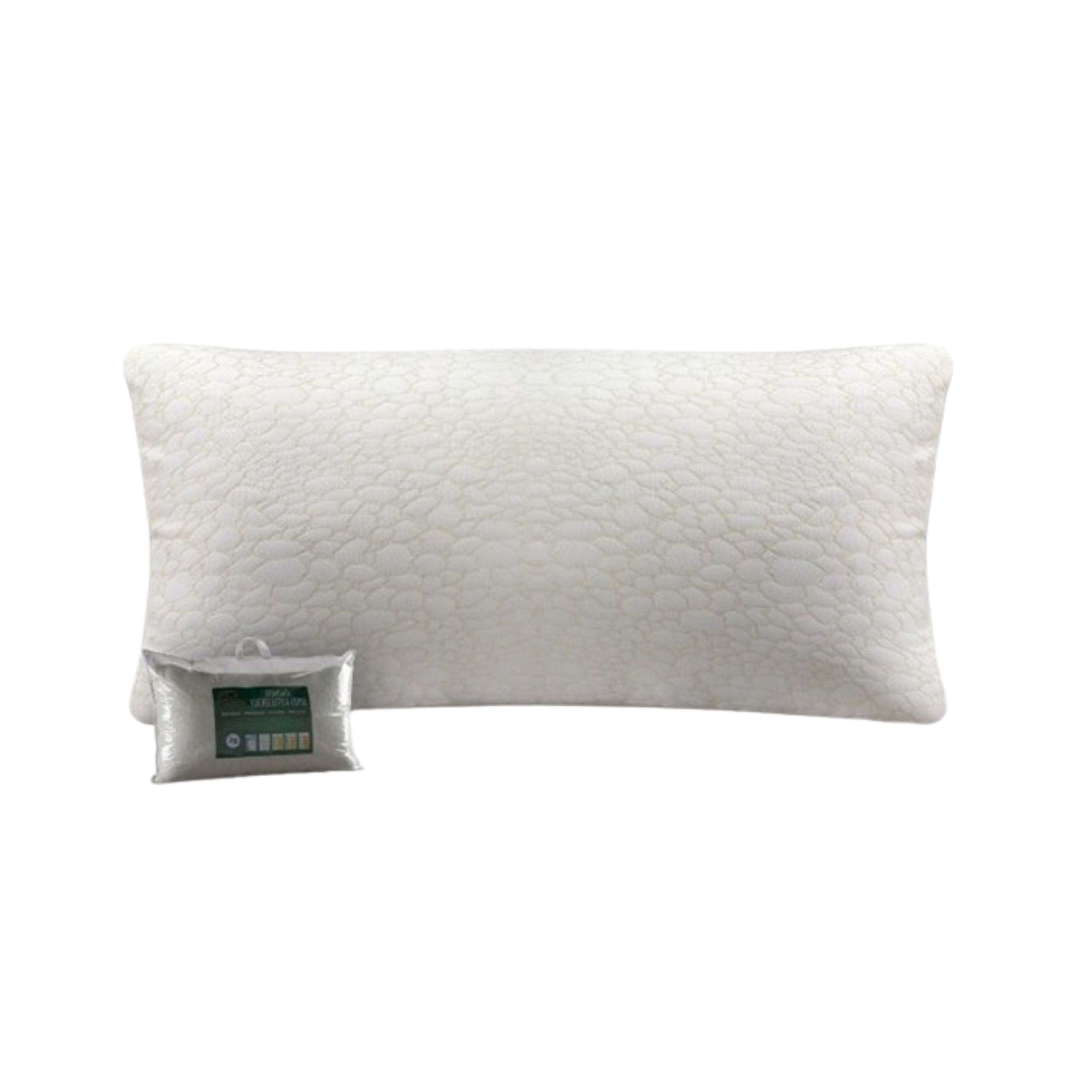 Una almohada color crema con patrón de panal y una pequeña almohada empaquetada al lado.