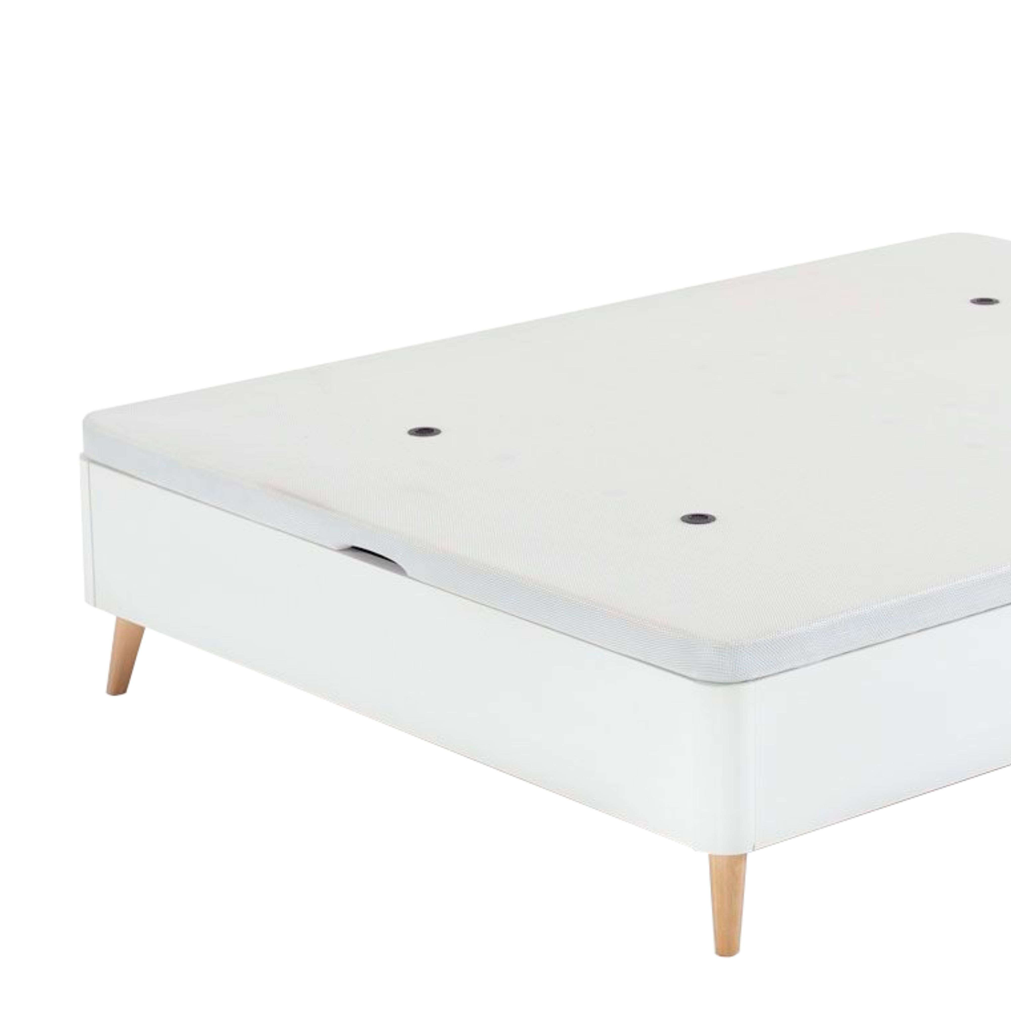 Base de cama blanca con cubierta de tela y cuatro patas de madera. Tiene orificios de ventilación.