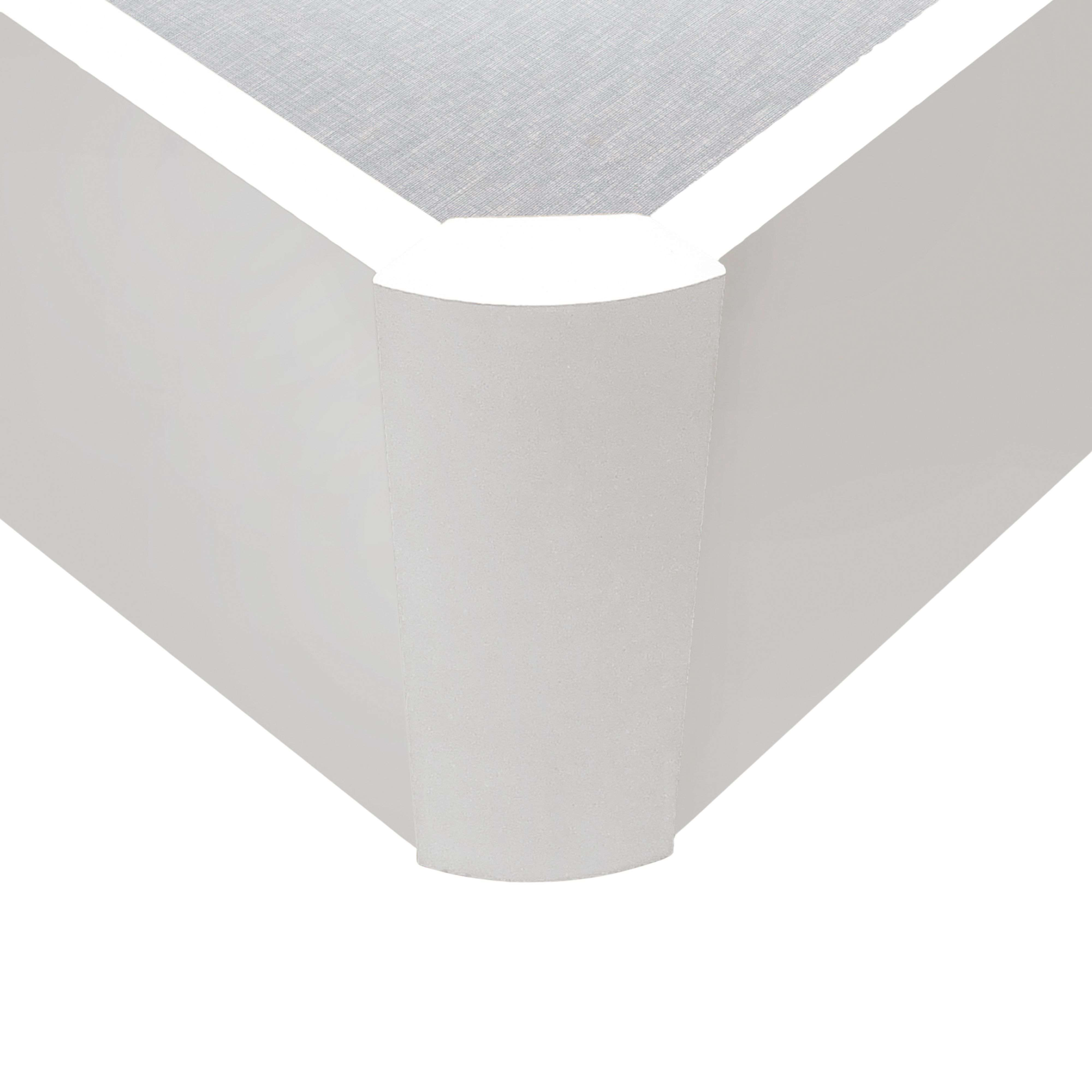 Primer plano de una esquina blanca con borde de tela gris.