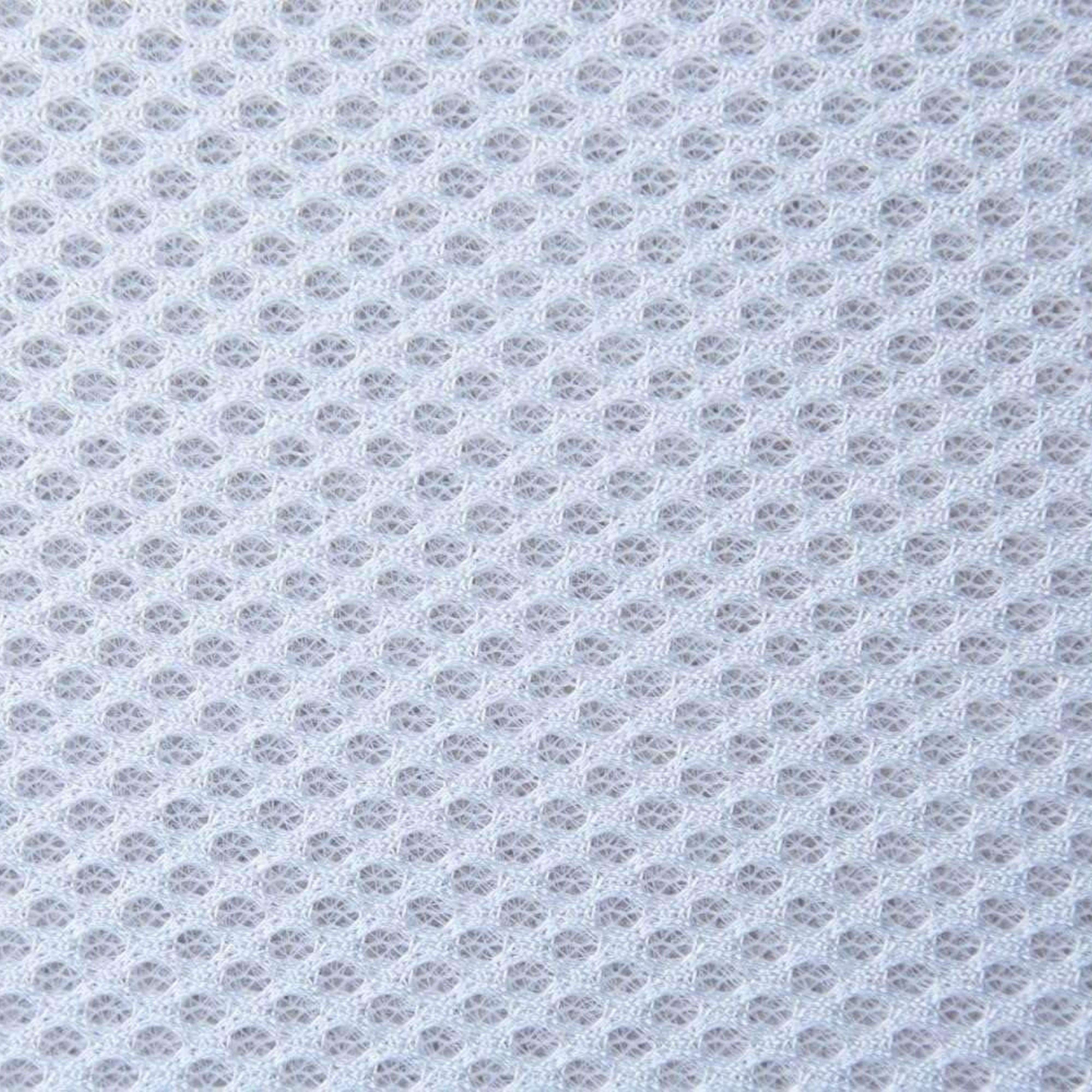 Tejido blanco apretado con un patrón repetitivo de diamantes.