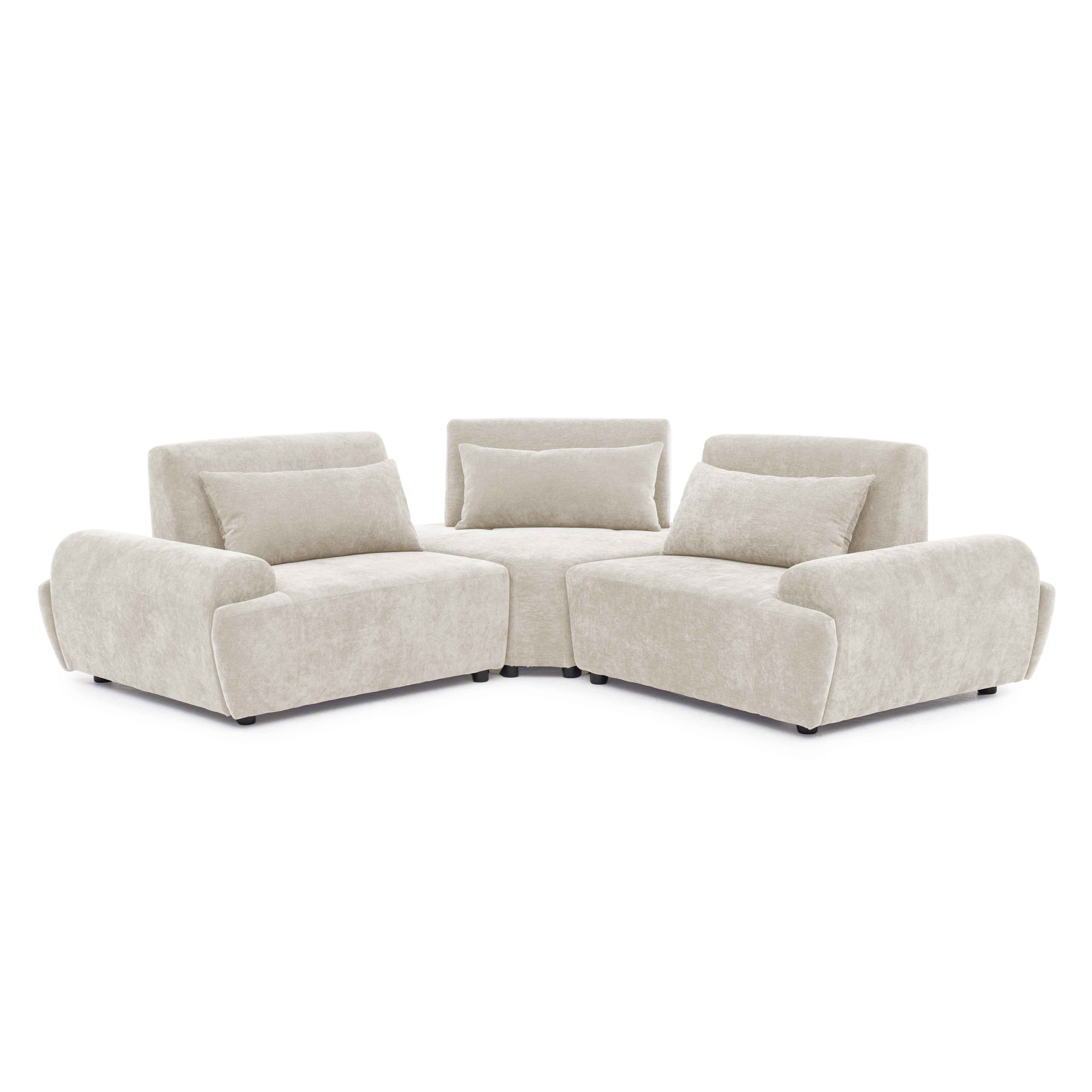 Ein beiger Ecksofa-Modul mit Kissen vor weißem Hintergrund.