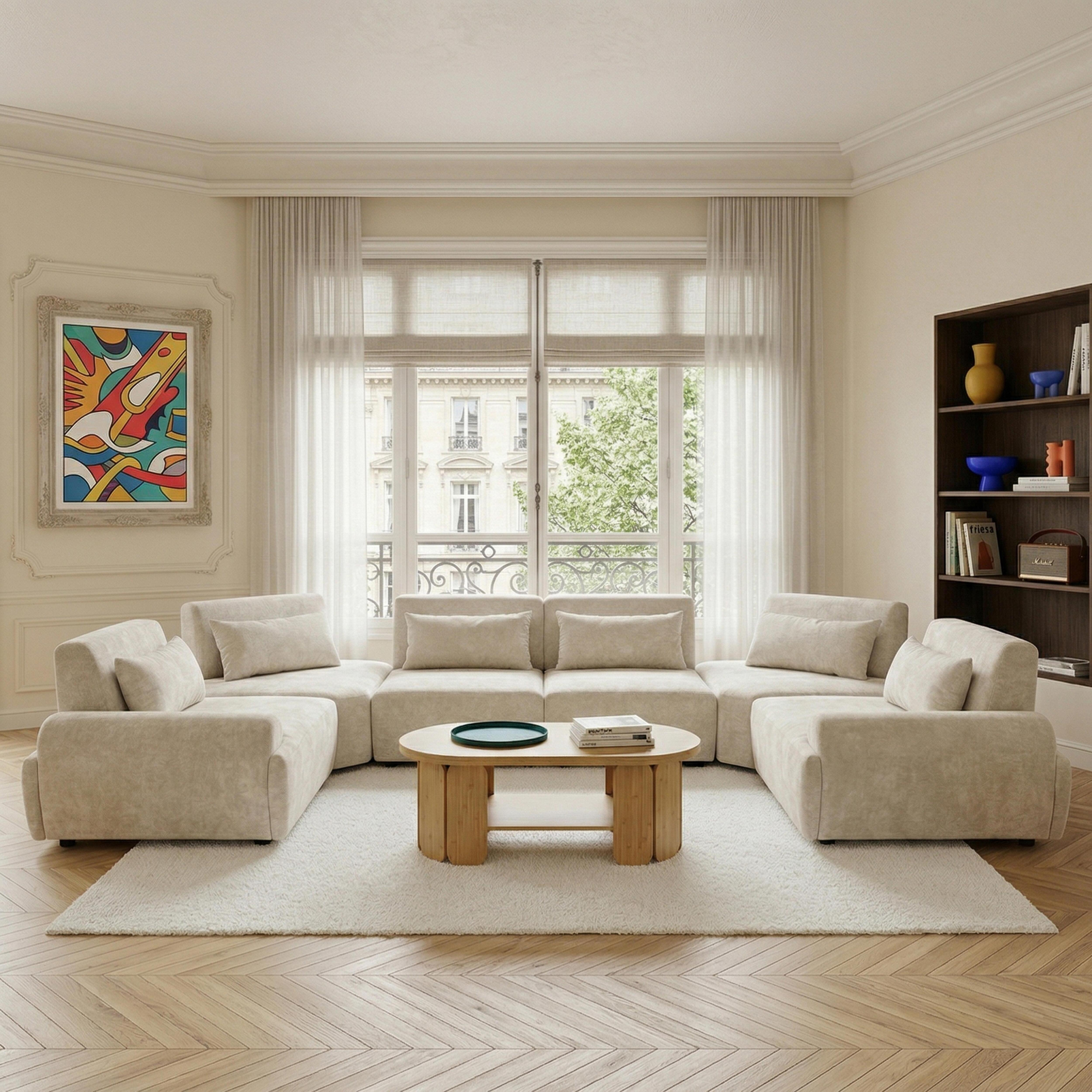 Ein hellbeiges Sofa in U-Form steht auf einem flauschigen Teppich vor einem Fenster mit Blick auf Paris.
