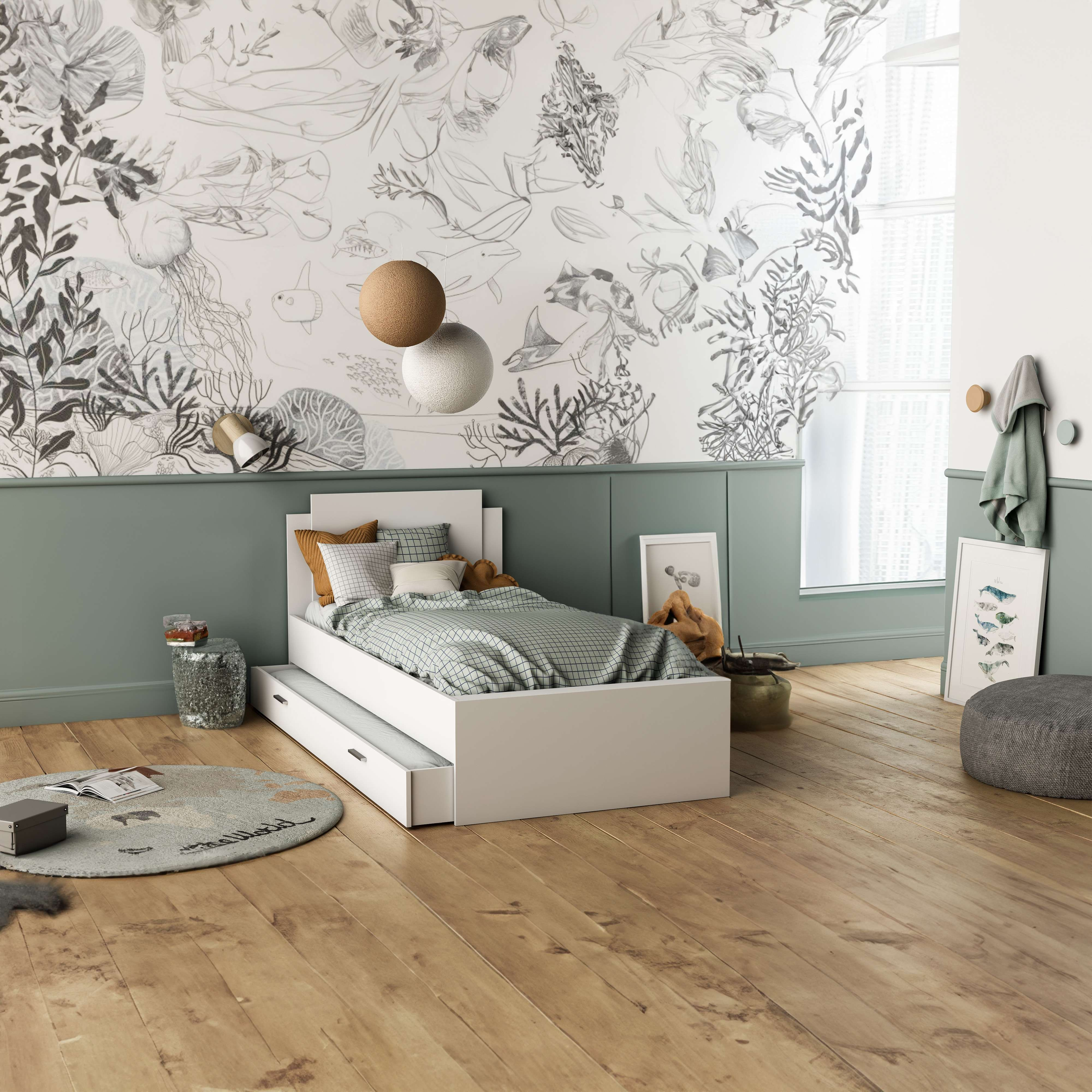 Habitación infantil con cama blanca, alfombra redonda y mural en la pared.