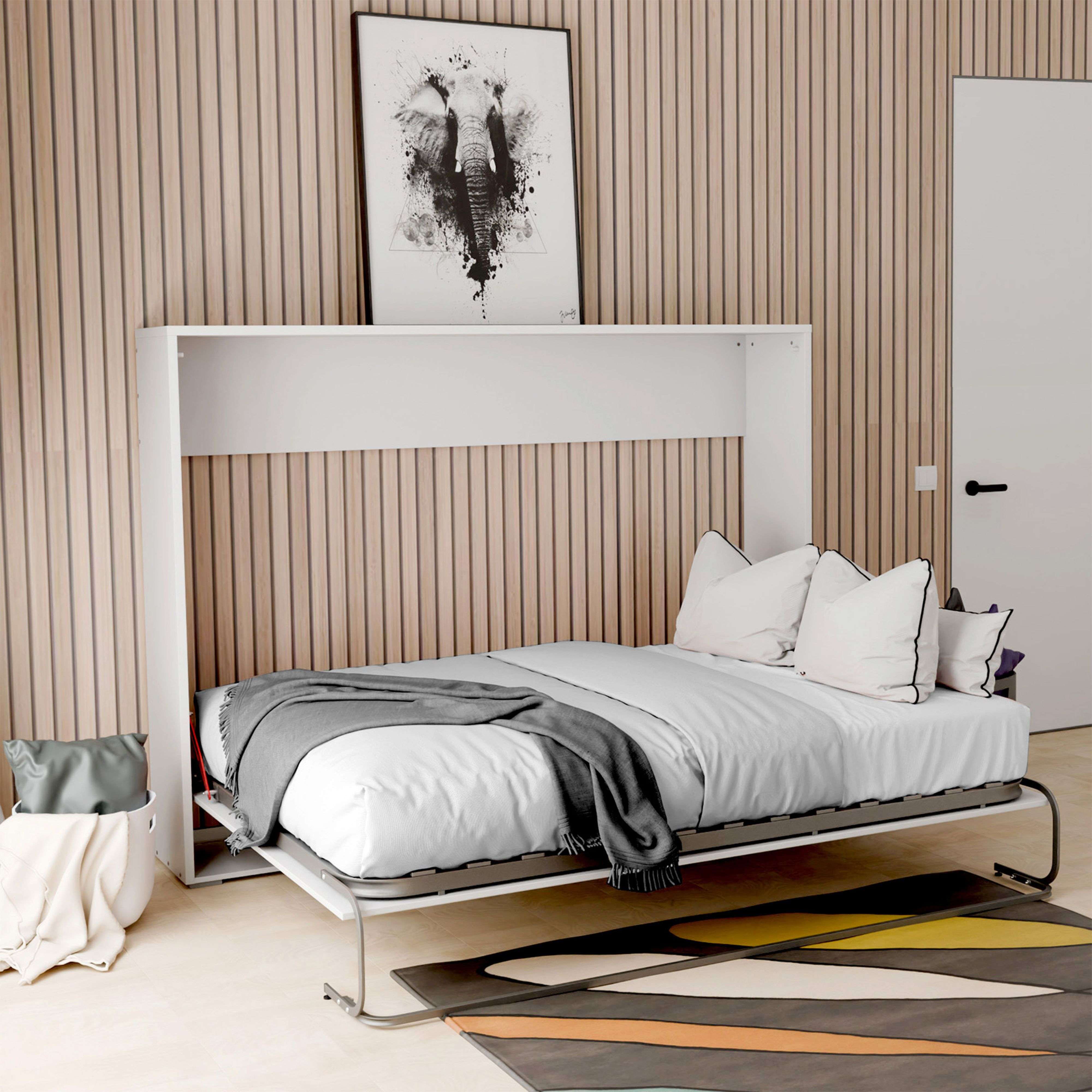 Una cama abatible con ropa de cama blanca y manta gris está frente a paneles de madera verticales.