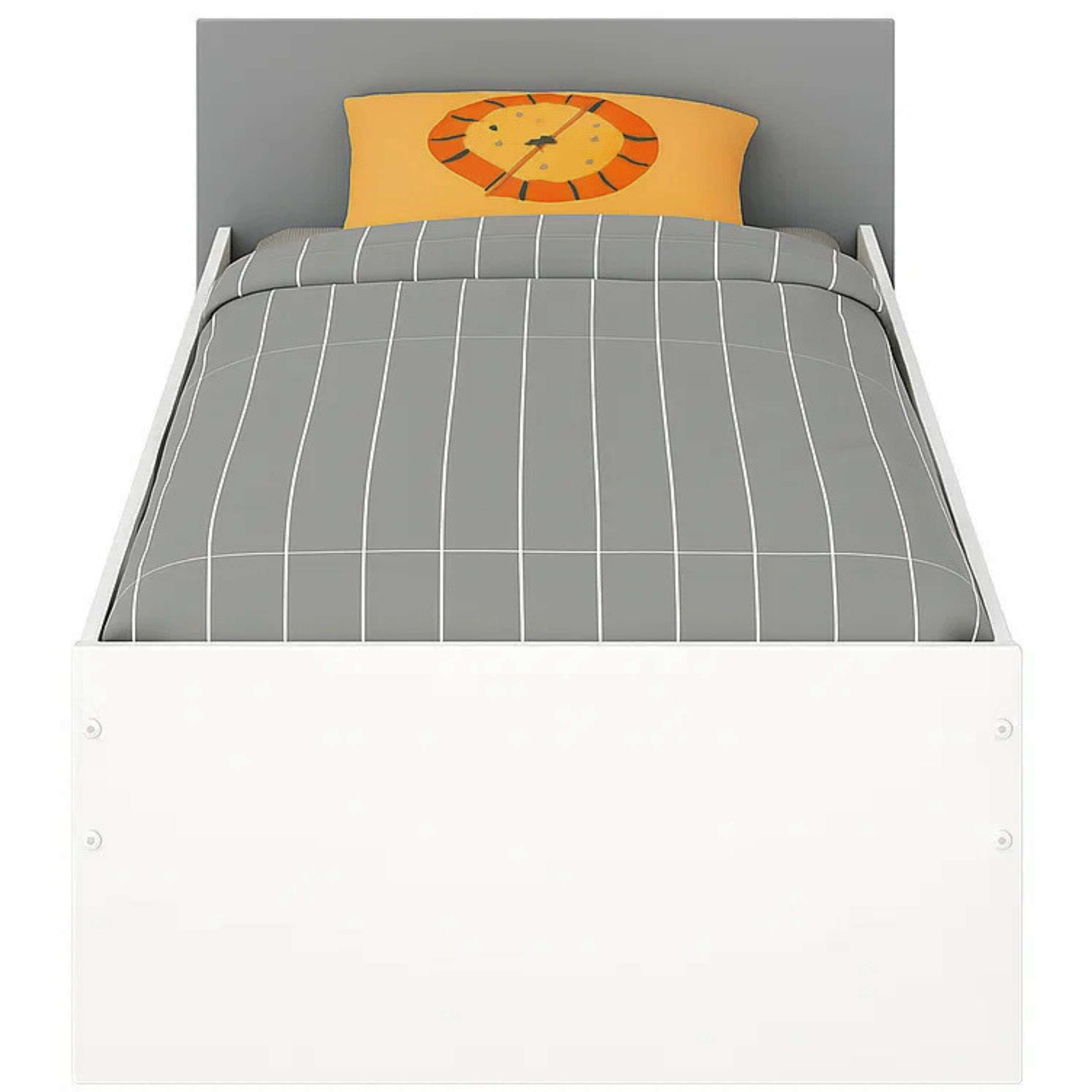 Una cama blanca con cabecero gris y ropa de cama a rayas.