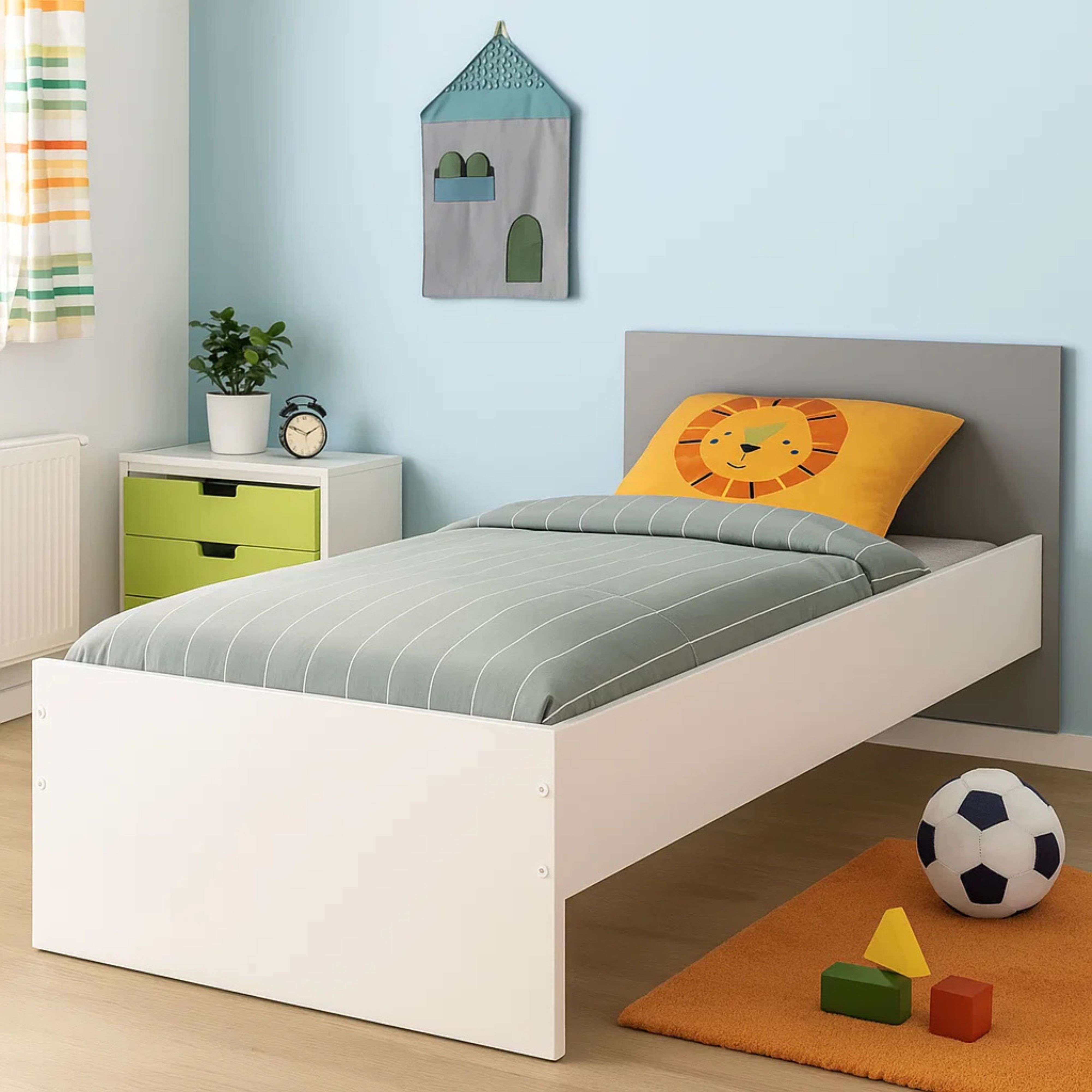 Una cama blanca con ropa de cama gris y un cojín de león.