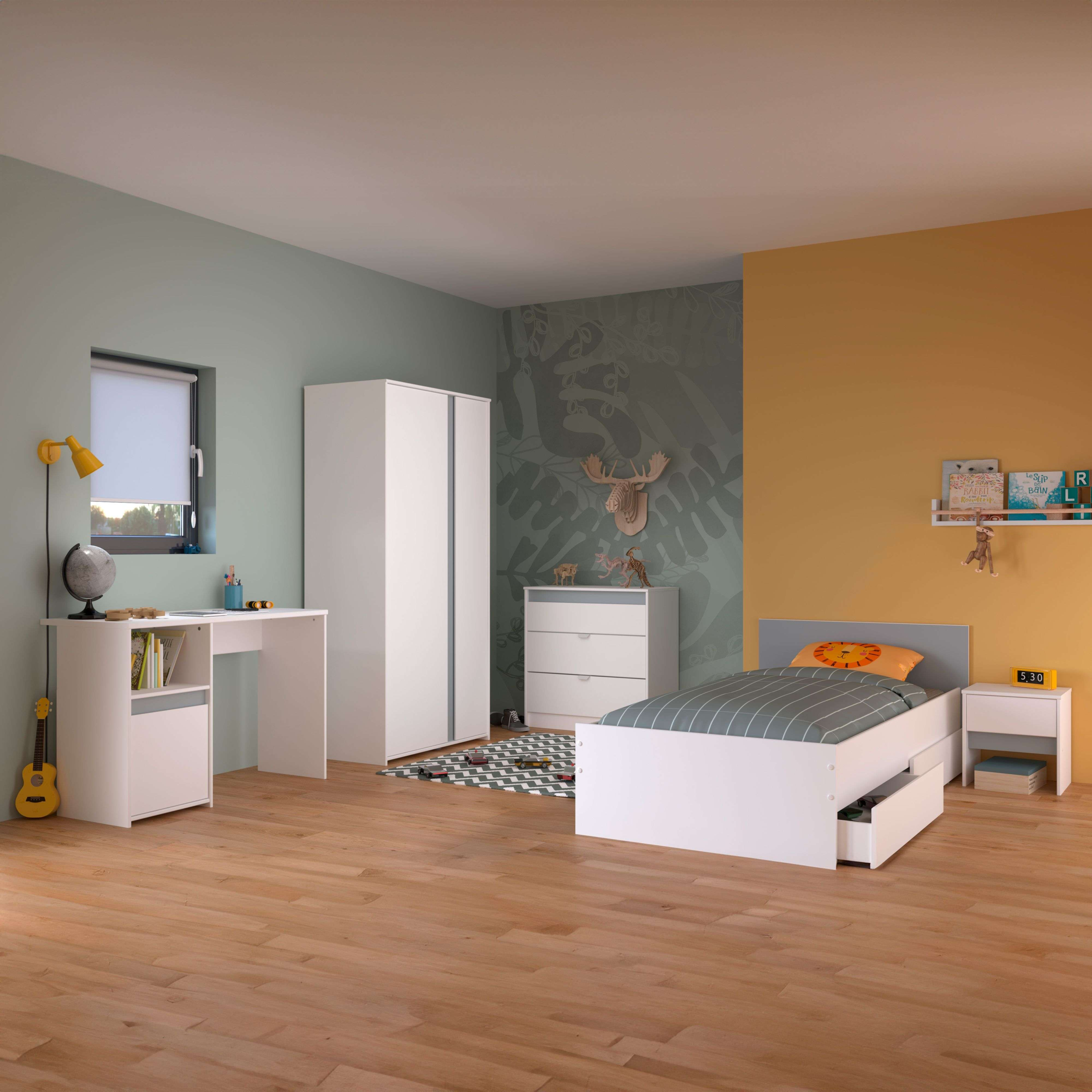 Una habitación infantil con cama, armario, escritorio y juguetes.