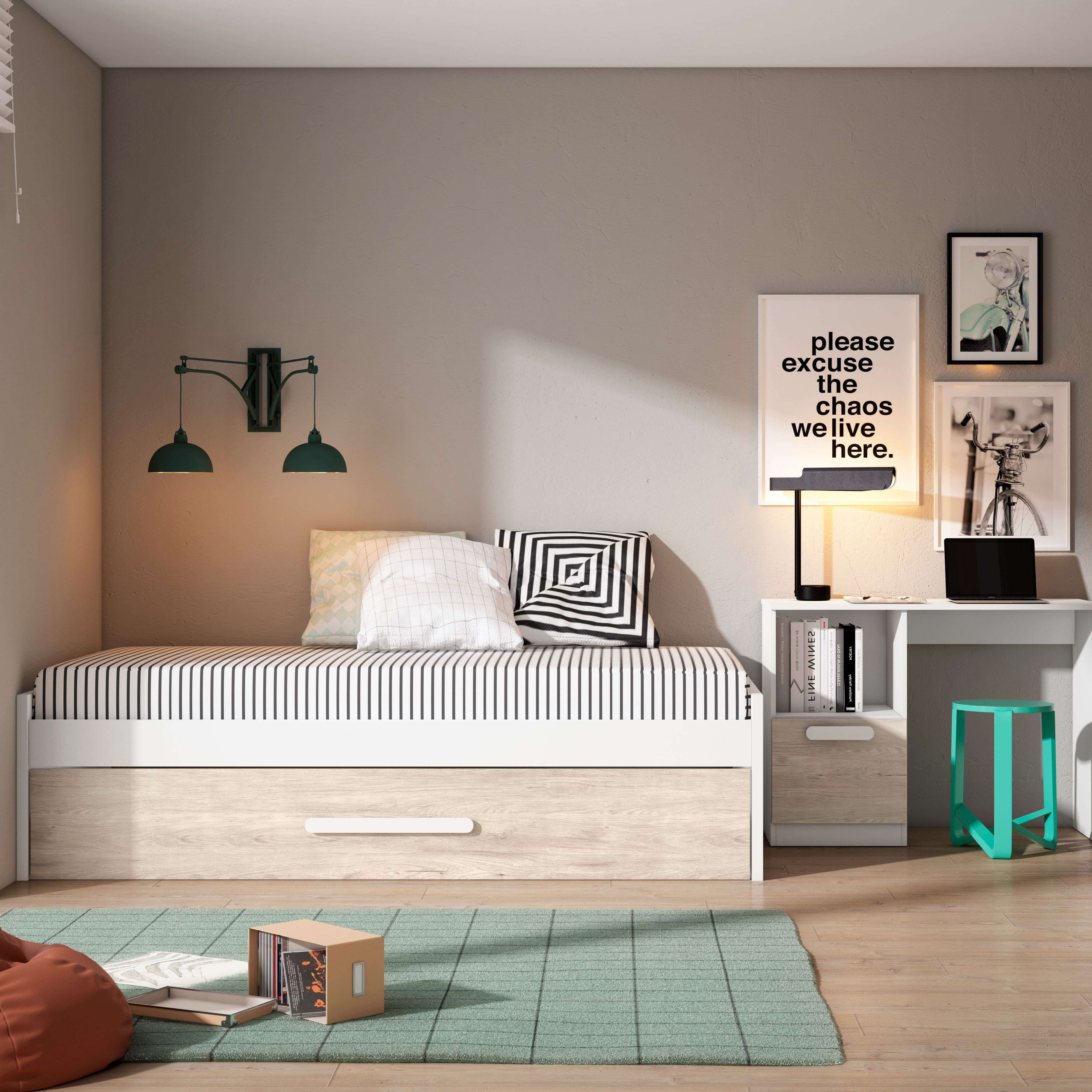 Dormitorio moderno con cama, escritorio, lámpara y decoración.
