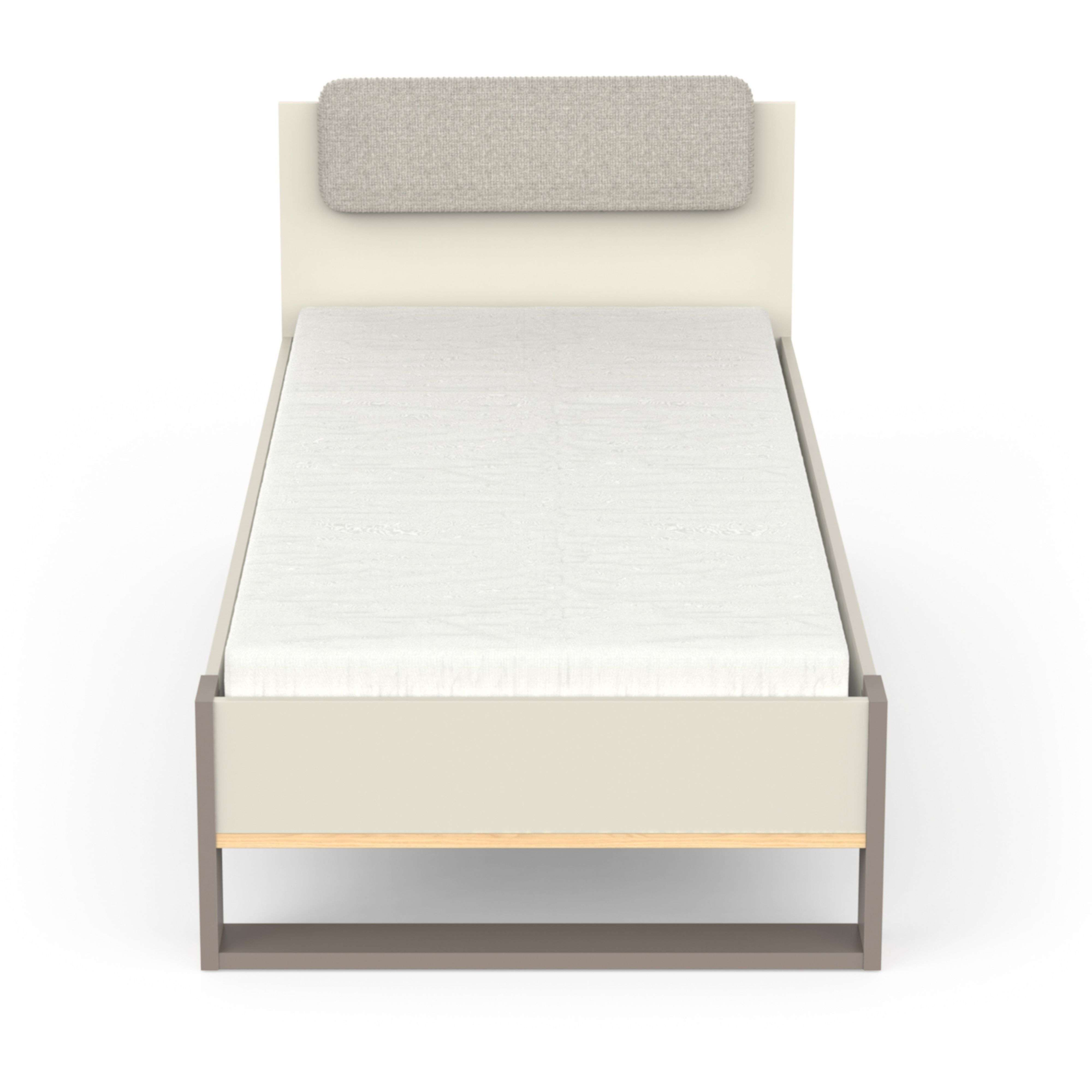 Una cama con colchón color crema, cabecero gris claro y marco de madera.