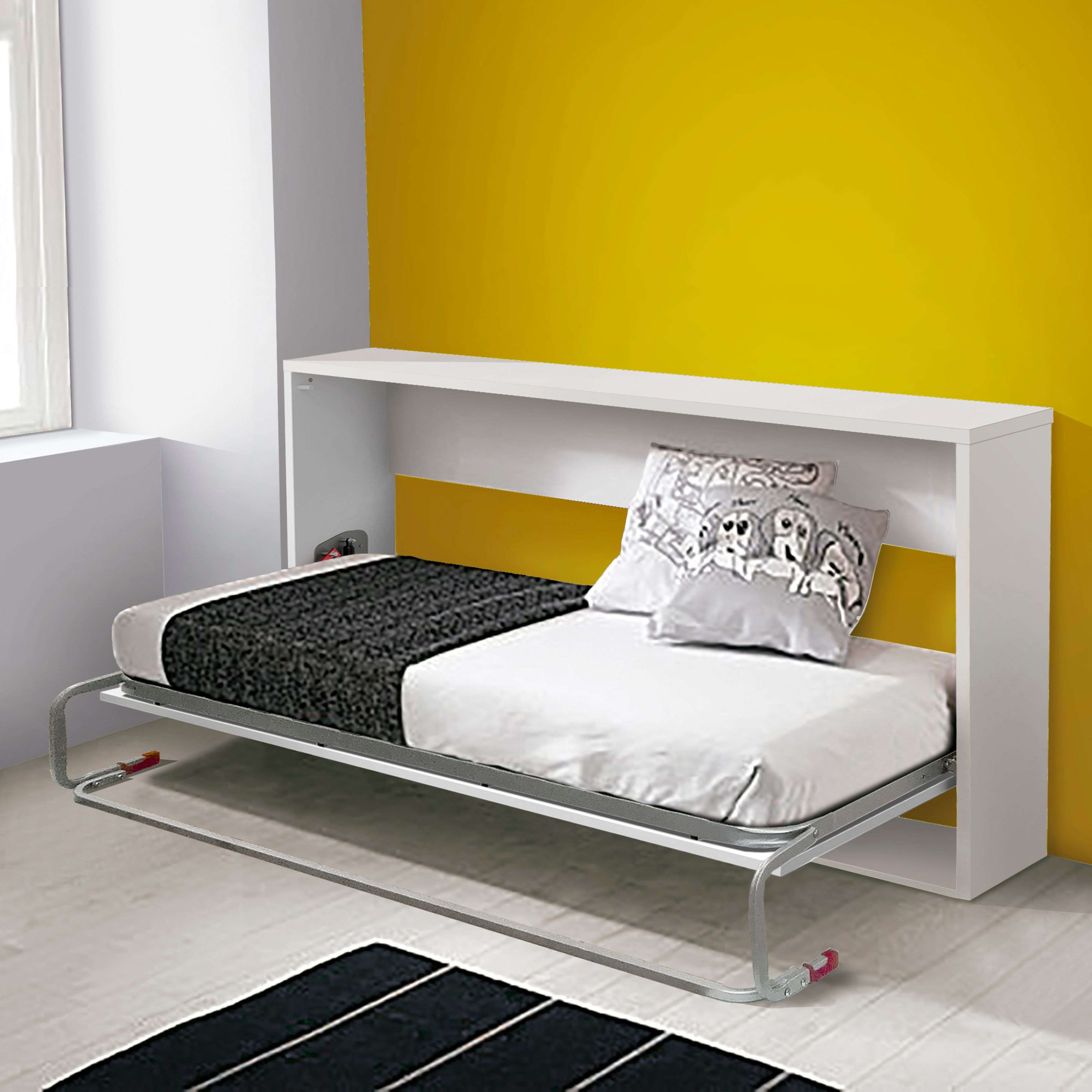 Una cama plegable con ropa de cama blanca y dos cojines.