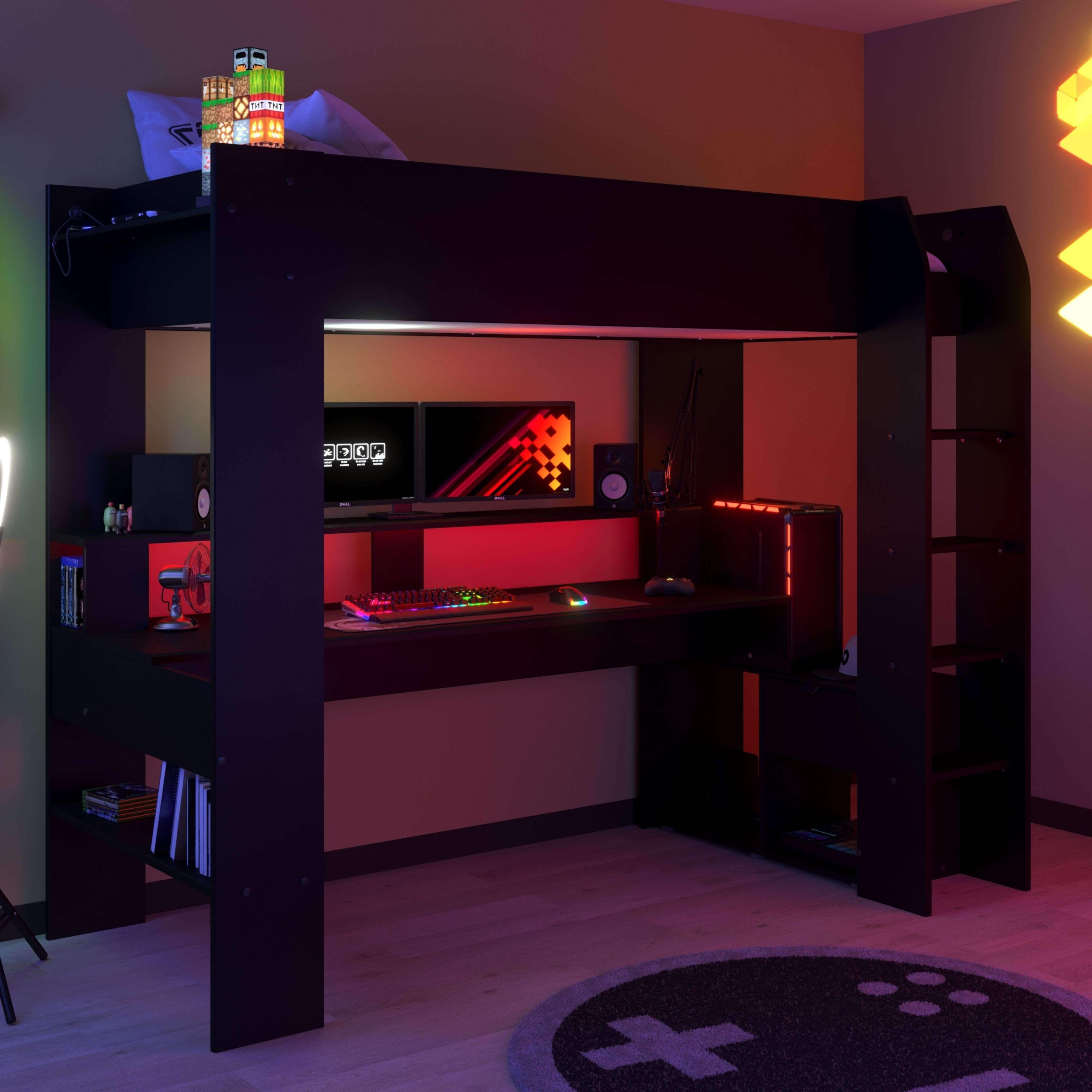 Una cama alta negra con escritorio, computadoras y luces.
