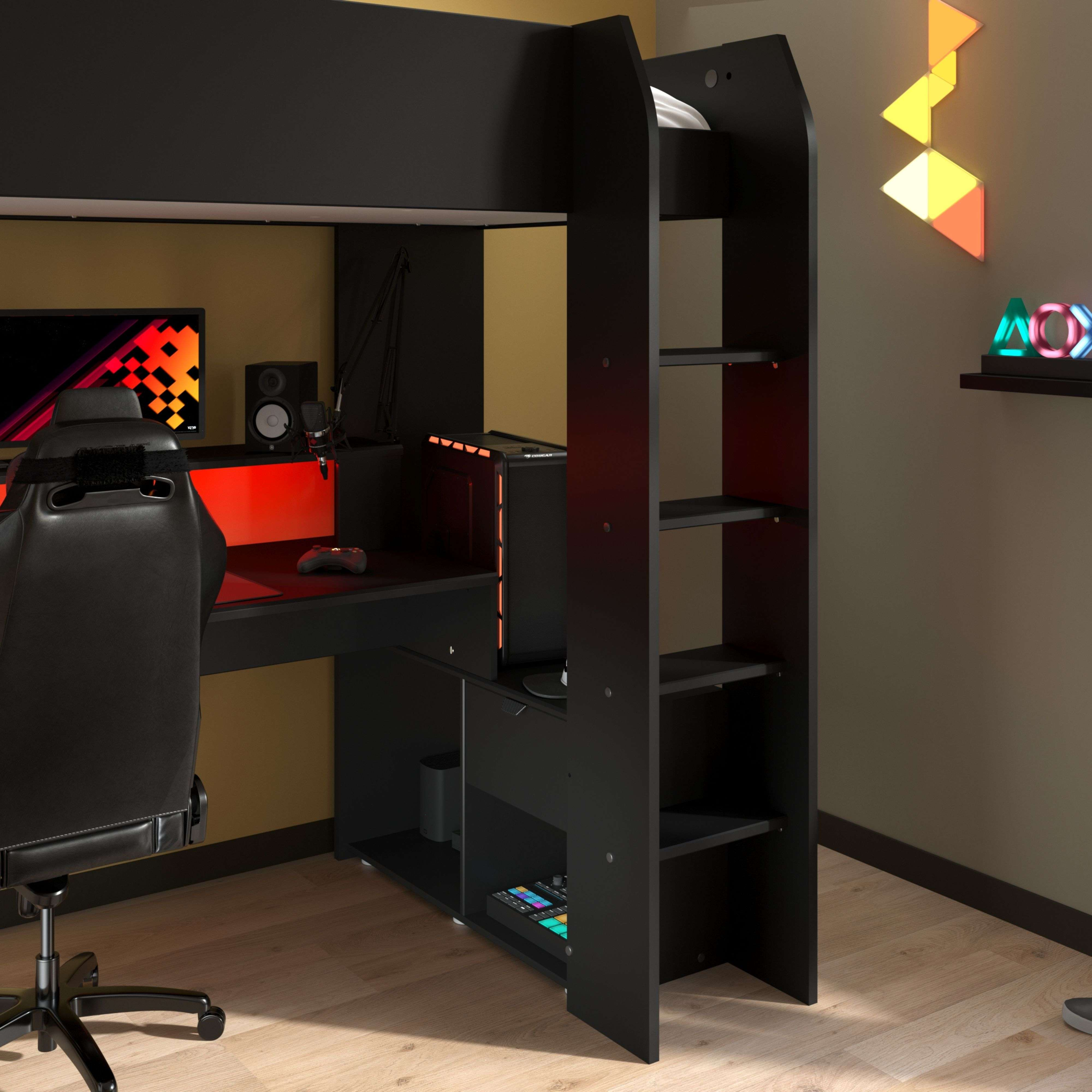 Una cama alta de juegos negra con escritorio, silla, computadora y altavoces.