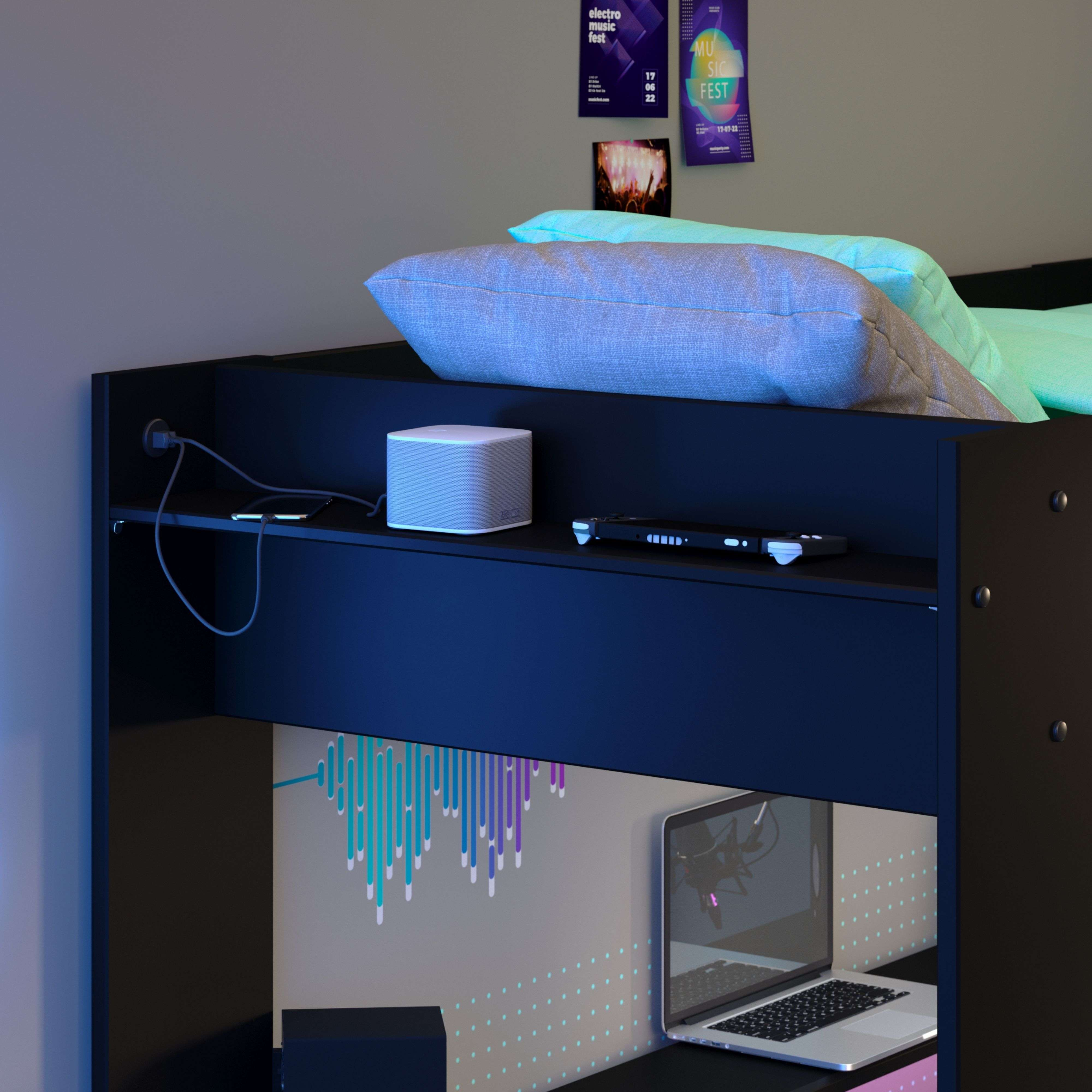Estante de litera con altavoz, consola de juegos, almohadas y portátil.