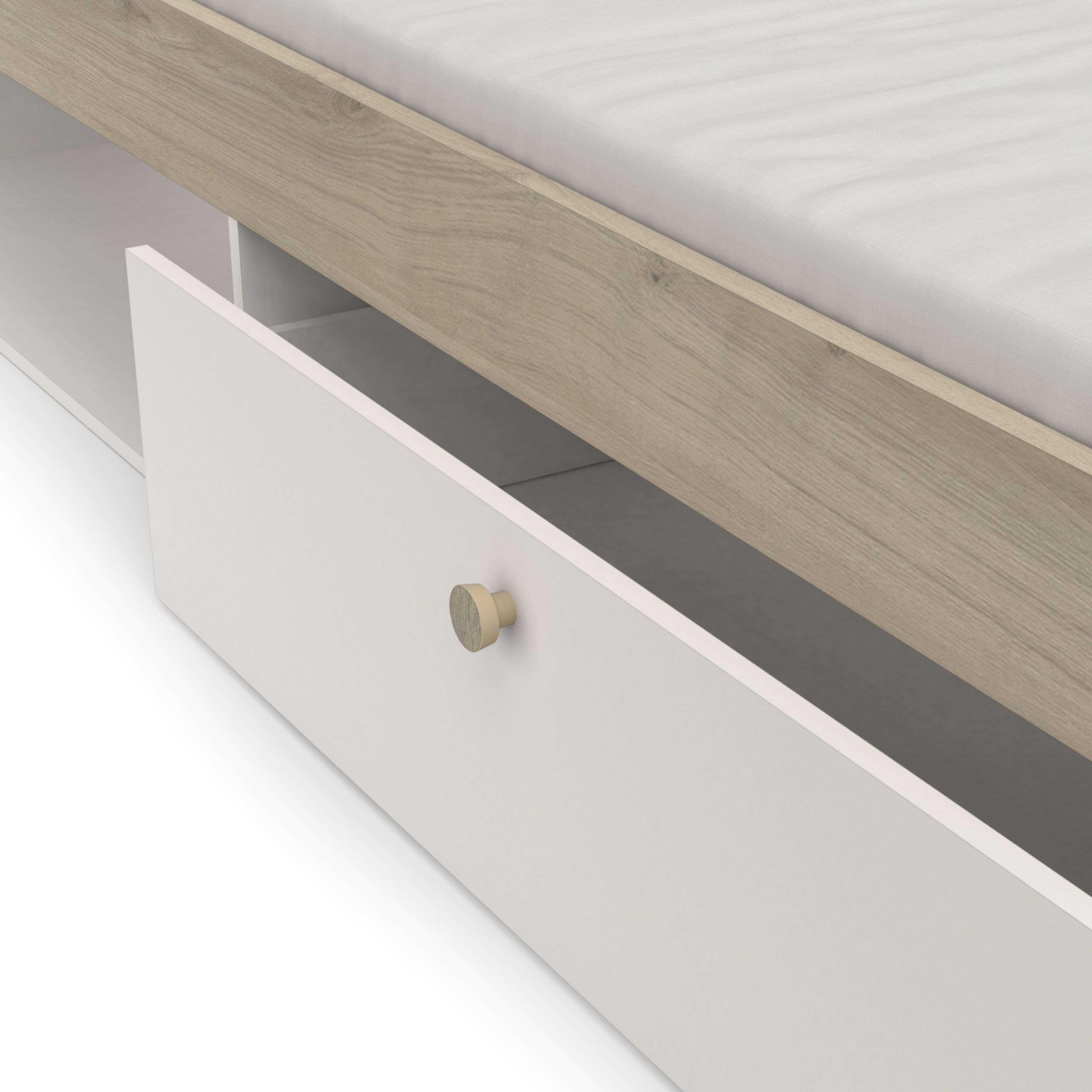 Una cama con un cajón abierto y un pomo de madera. Borde de madera beige.