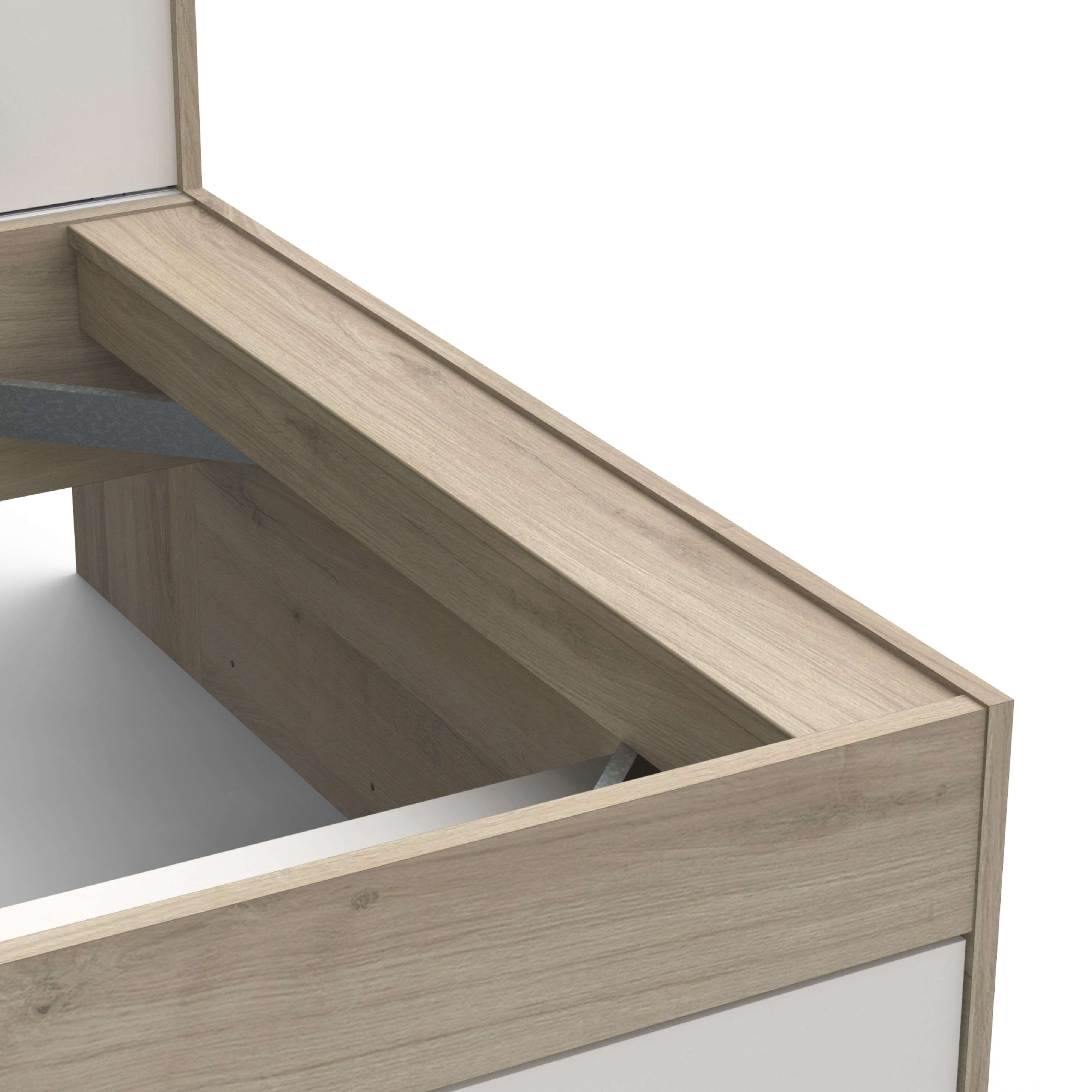 Primer plano de un marco de cama de madera con elementos metálicos.
