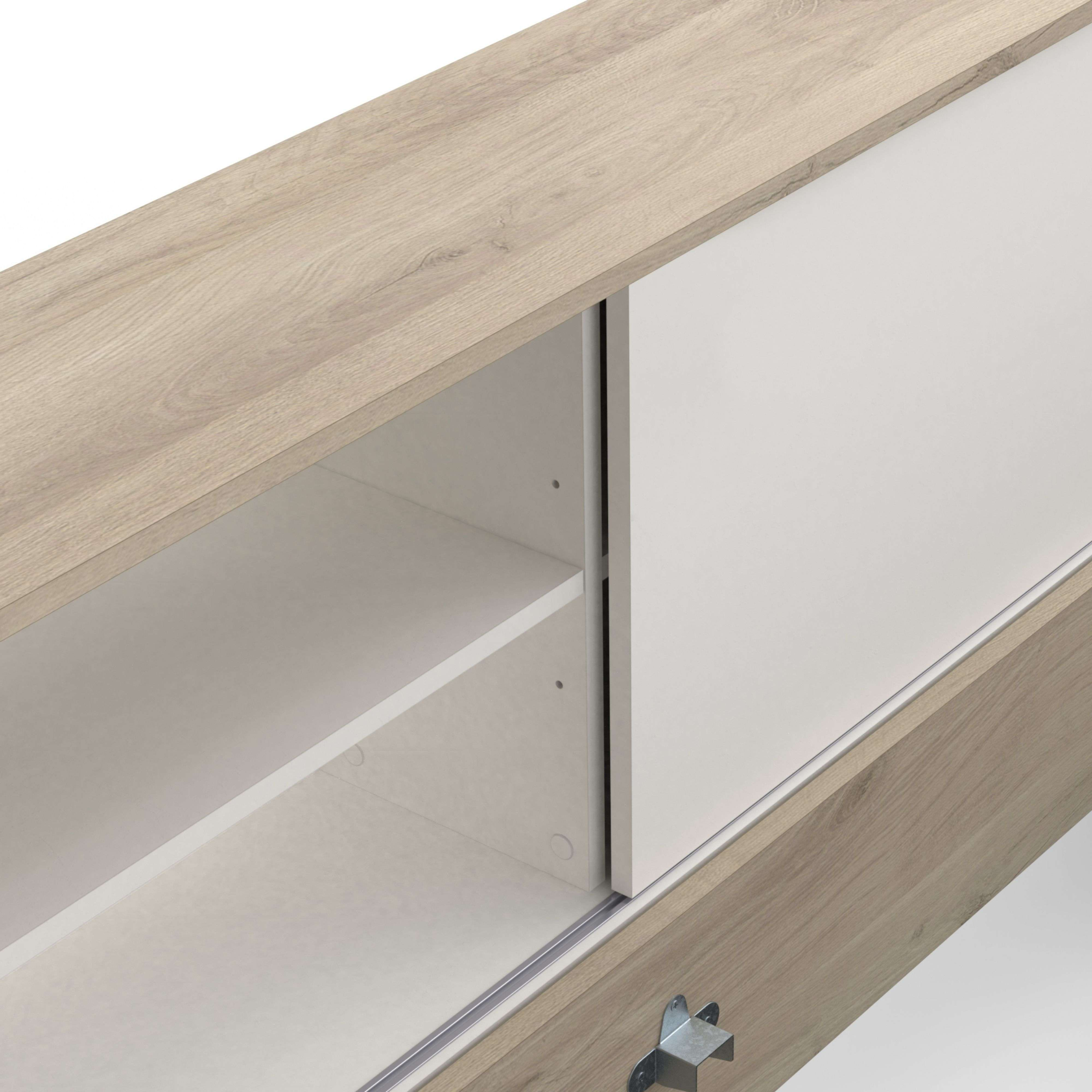 Un mueble de madera clara con puertas correderas blancas y un estante abierto.