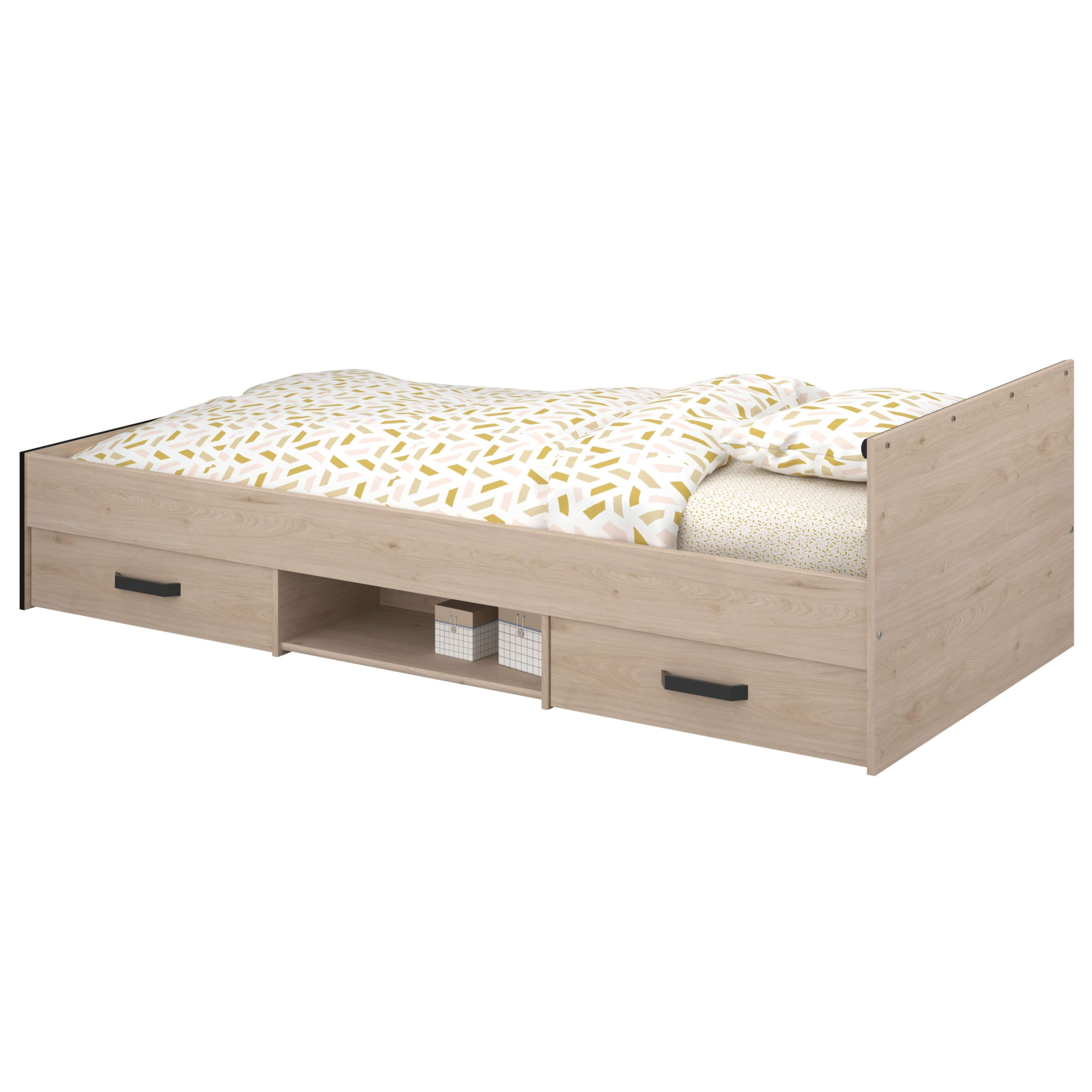 Cama de madera con ropa de cama estampada, almohadas y cajones.