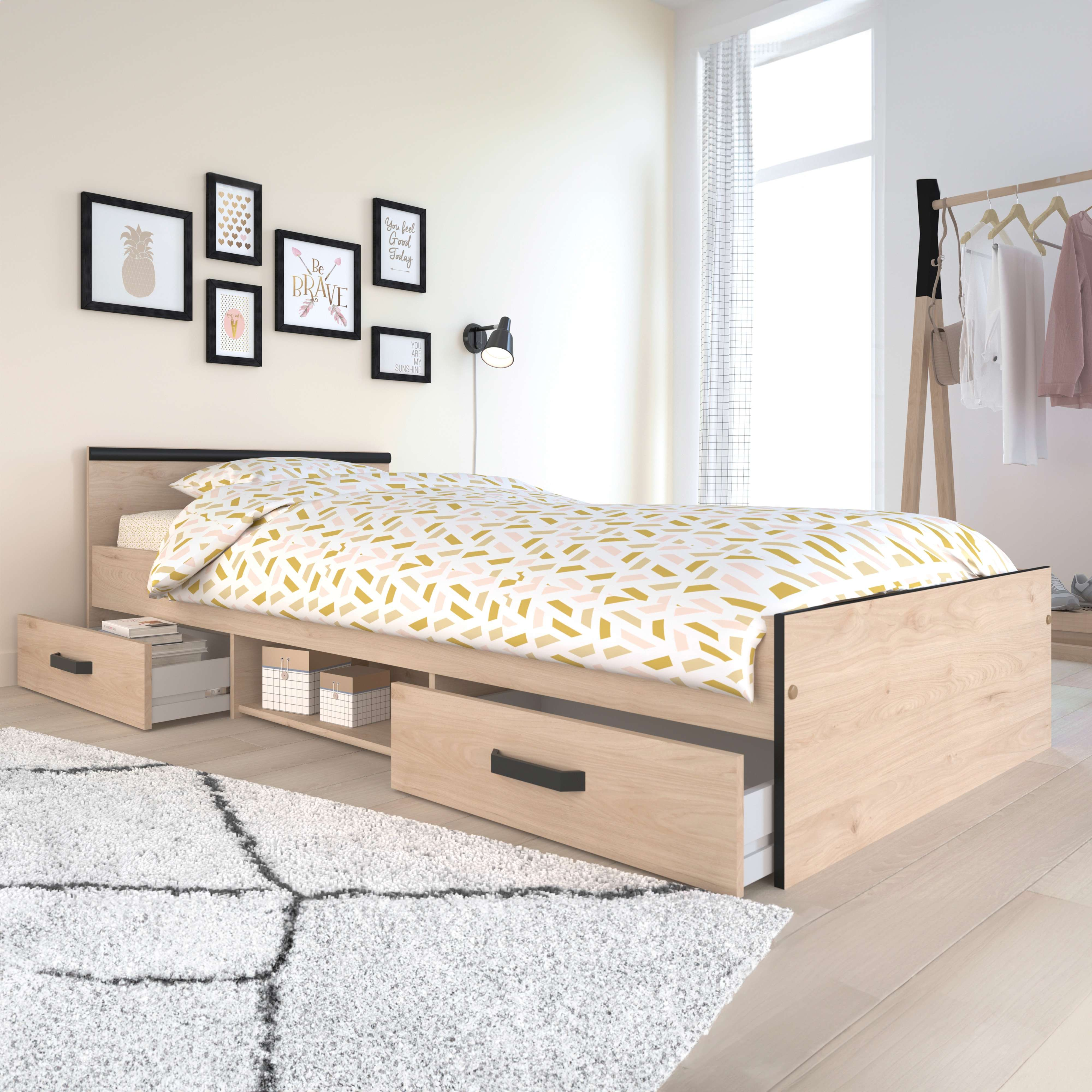 Dormitorio moderno con cama, perchero y decoración de pared.
