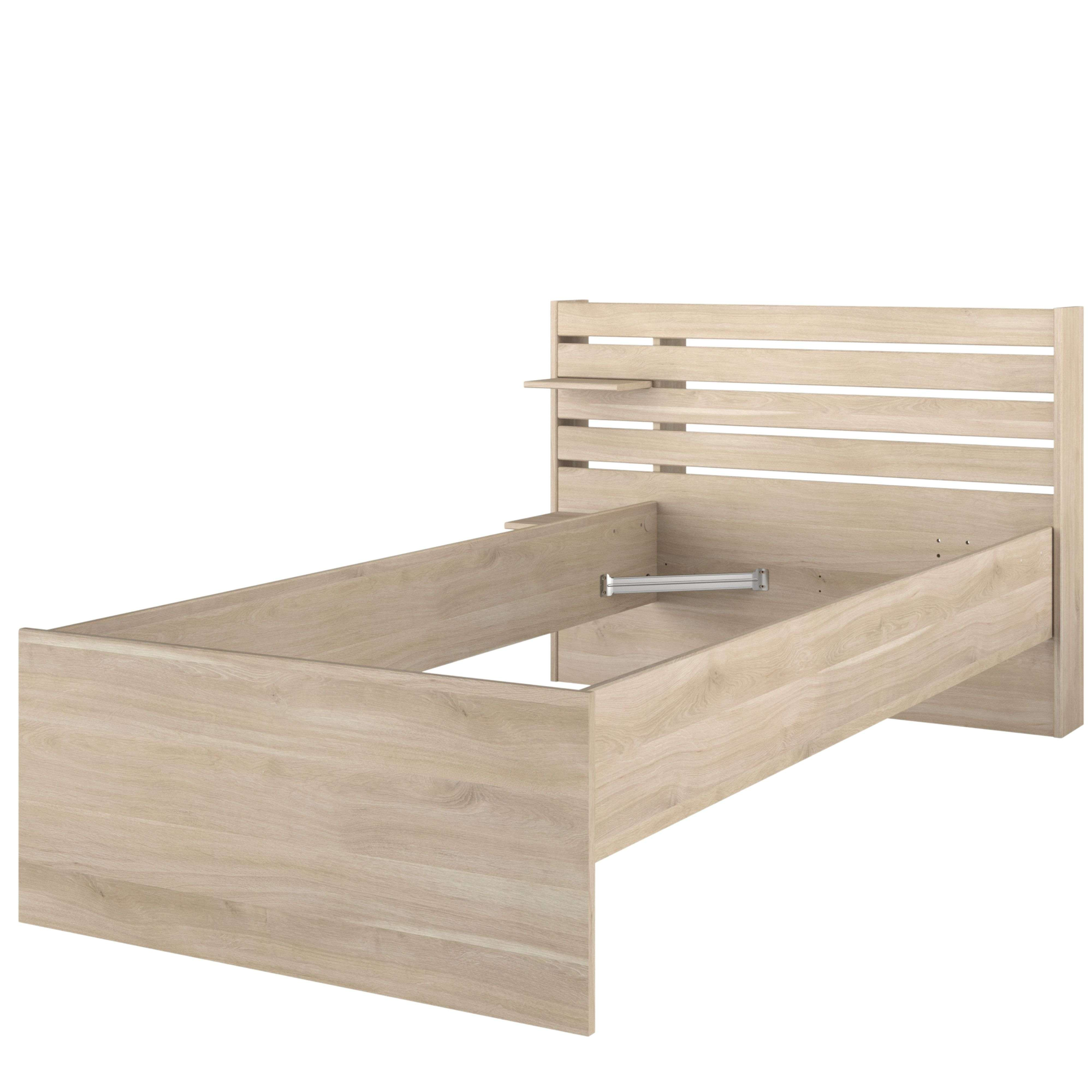 Estructura de cama individual de madera marrón claro con cabecero de listones y estante.