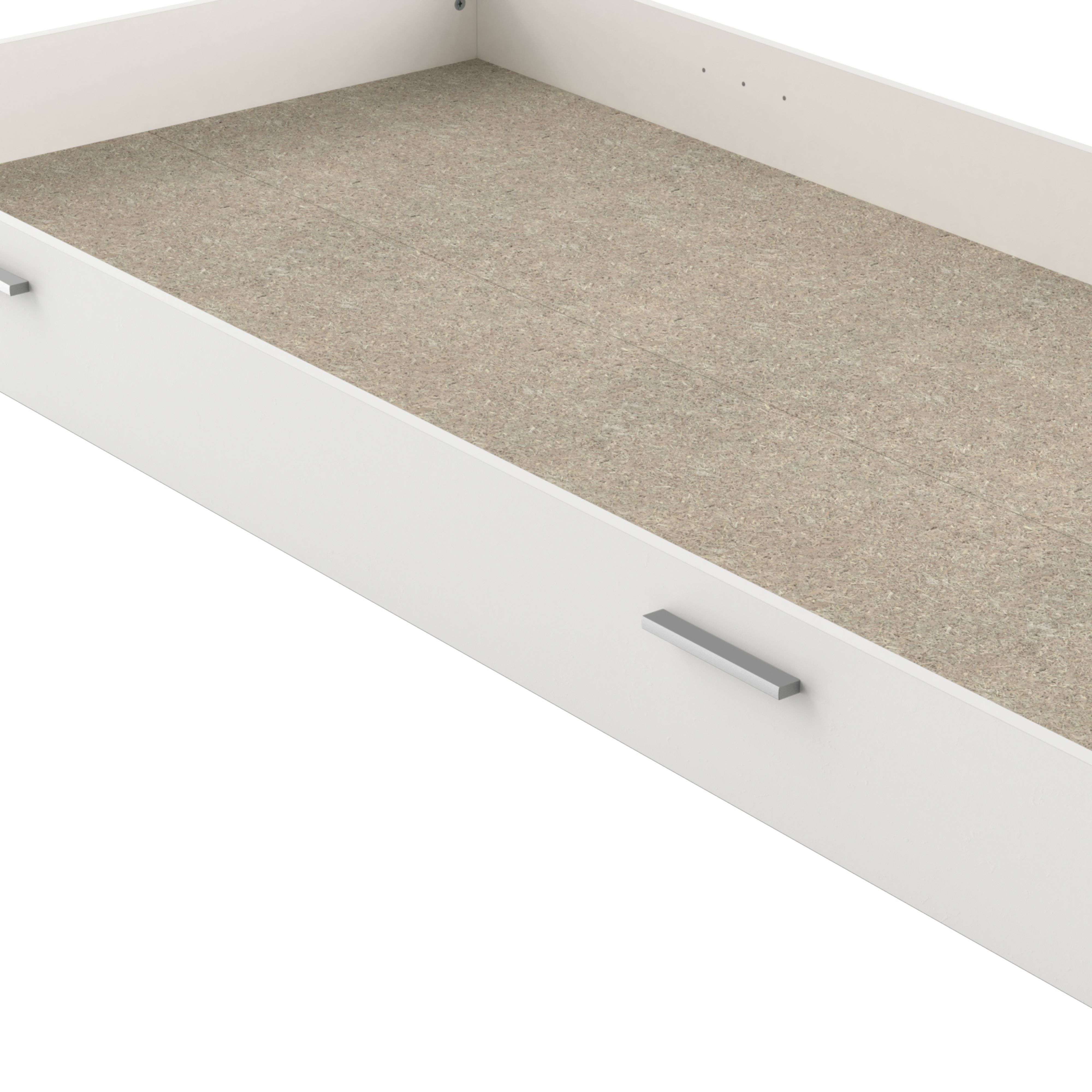 Un cajón blanco con tiradores plateados y base estampada.