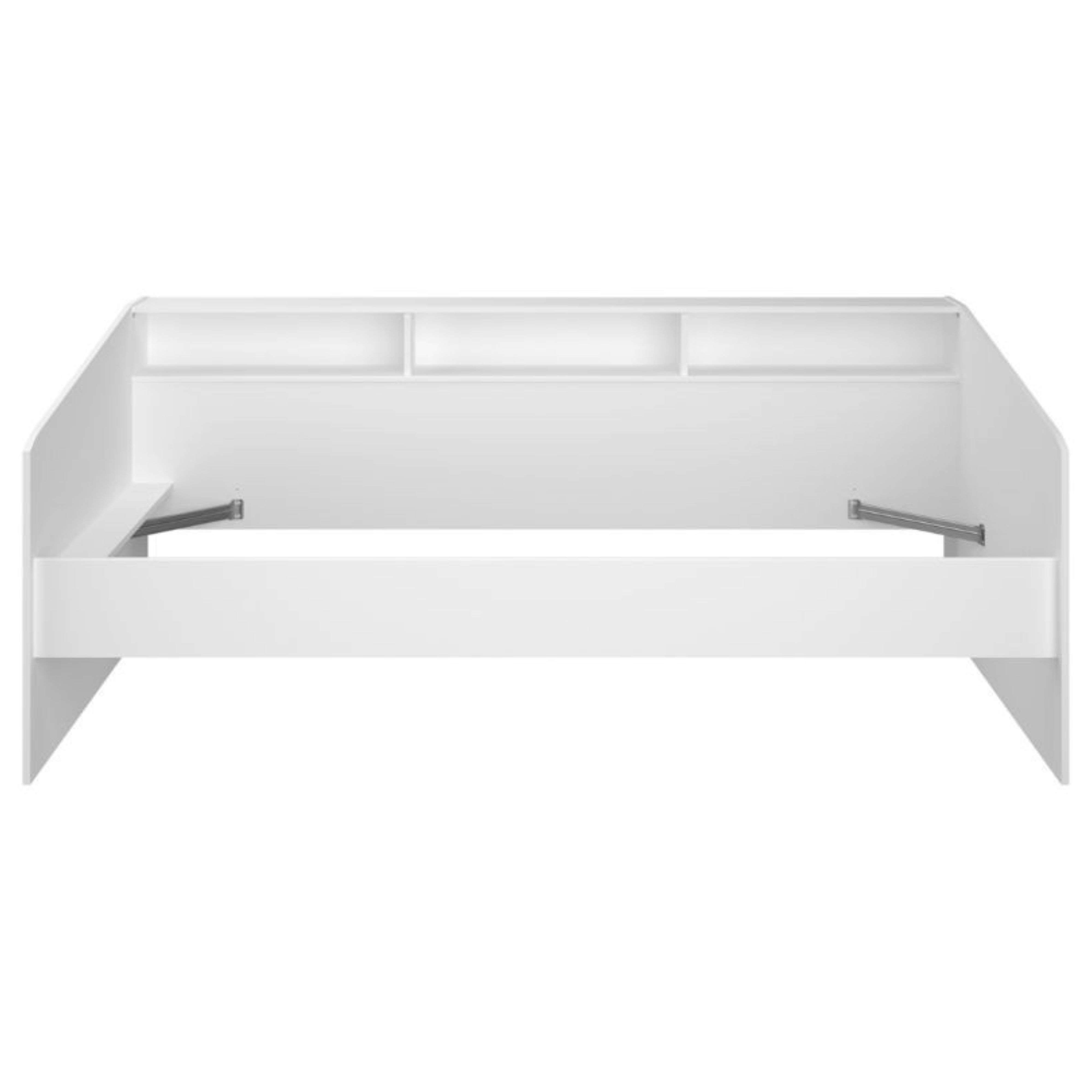 Una estructura de cama blanca con cabecero con tres estantes abiertos.