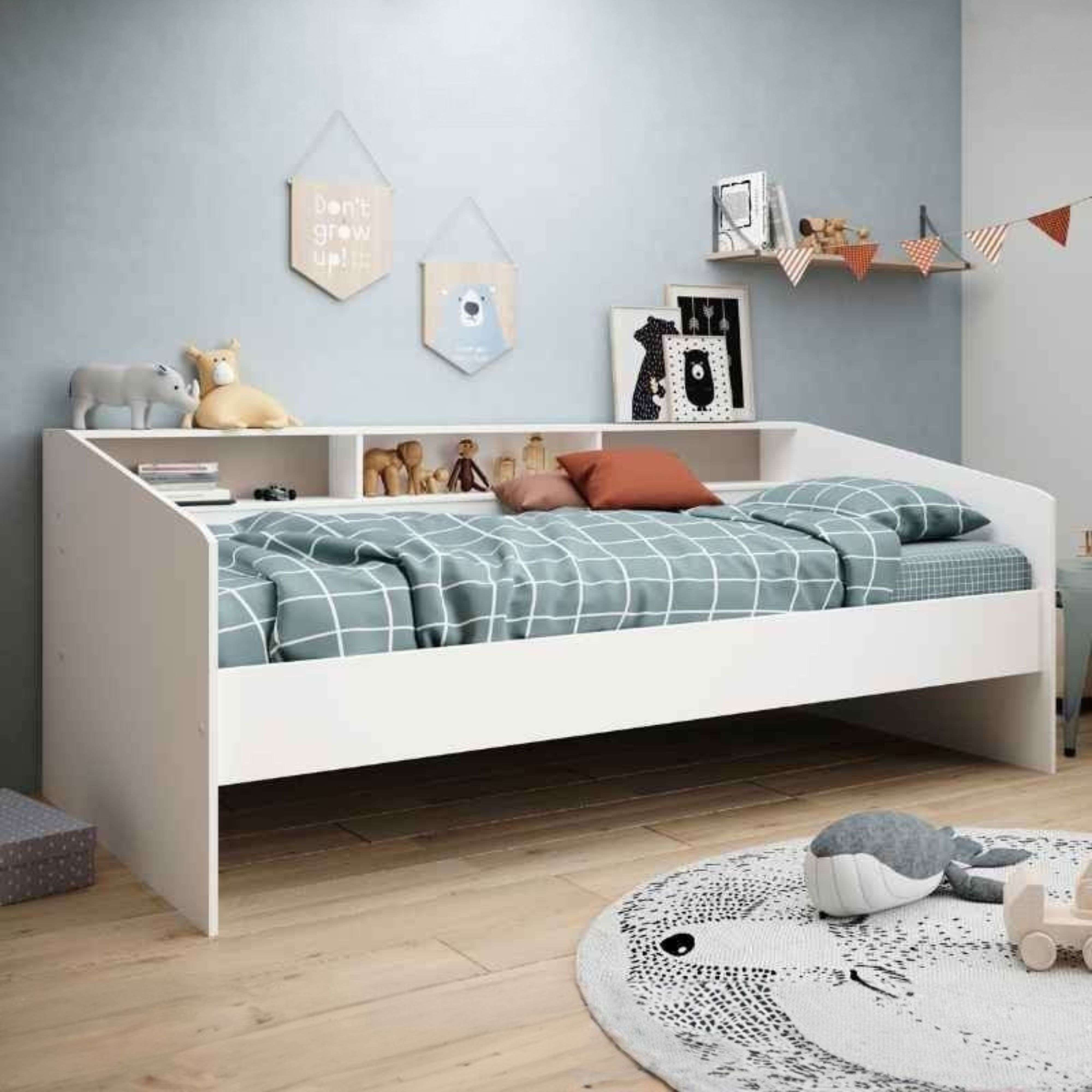 Una cama infantil blanca con ropa de cama a cuadros azules y juguetes.