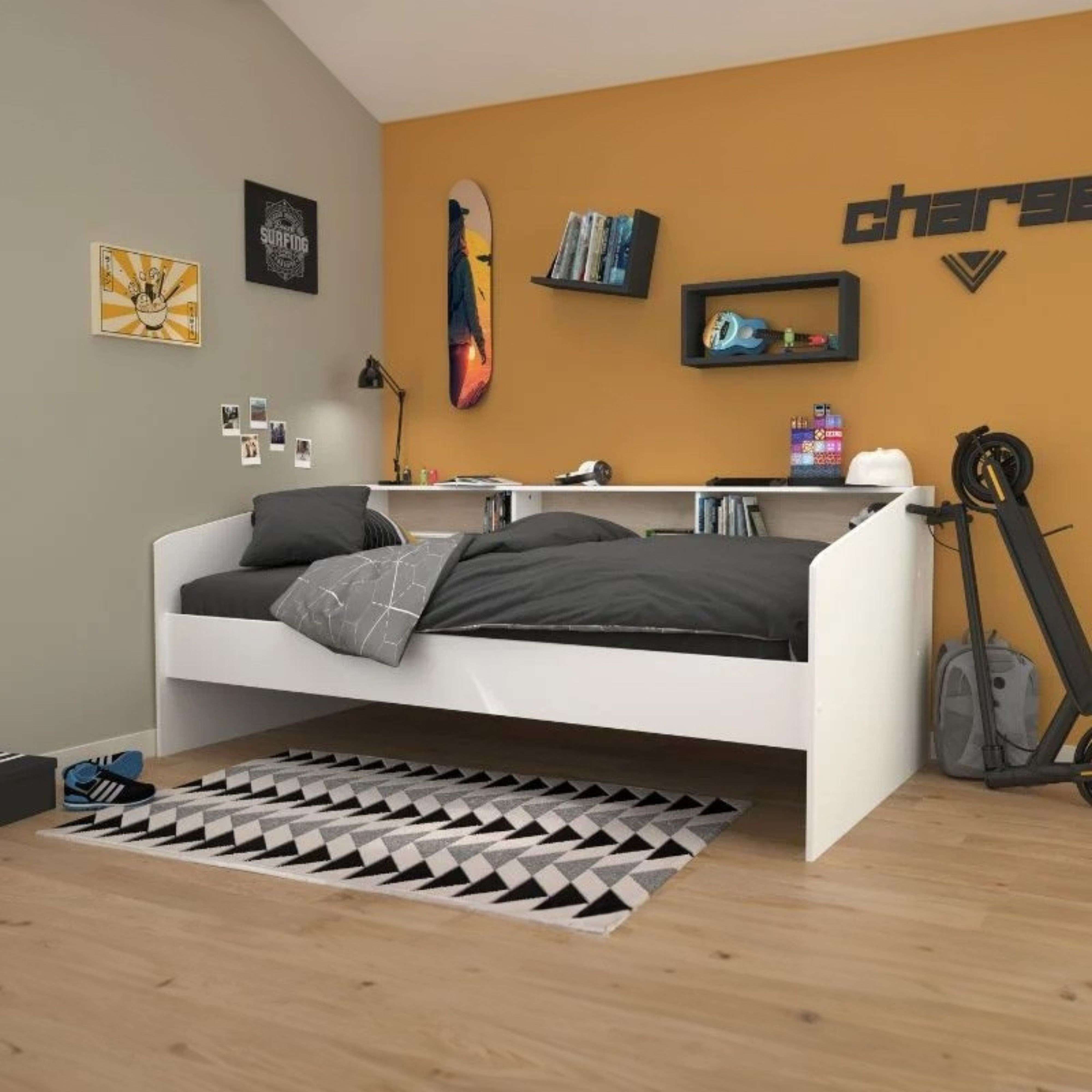 Un dormitorio con una cama de día blanca, monopatín, patinete y decoraciones.