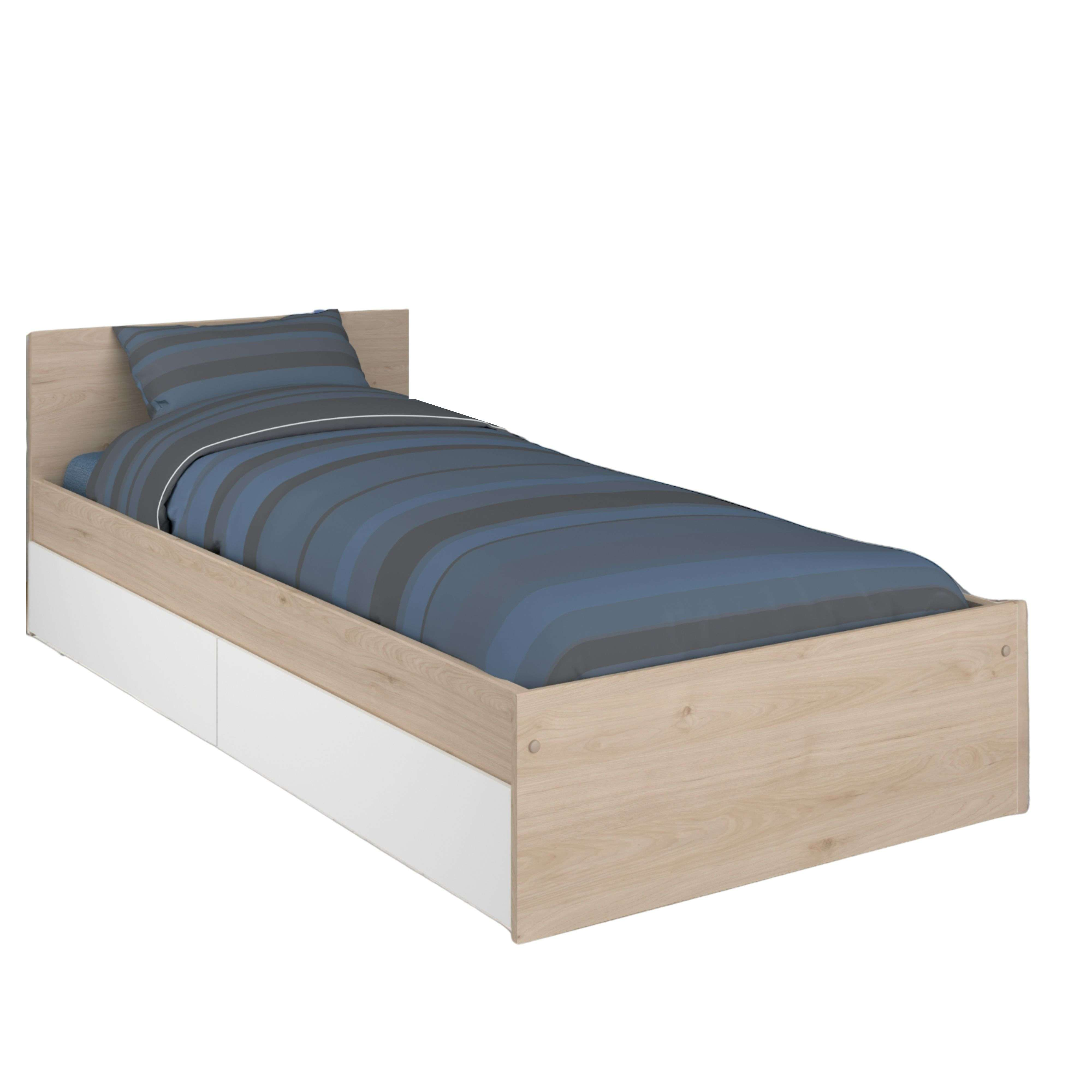 Una cama individual con marco de madera, ropa de cama a rayas azul-gris y cajones blancos.