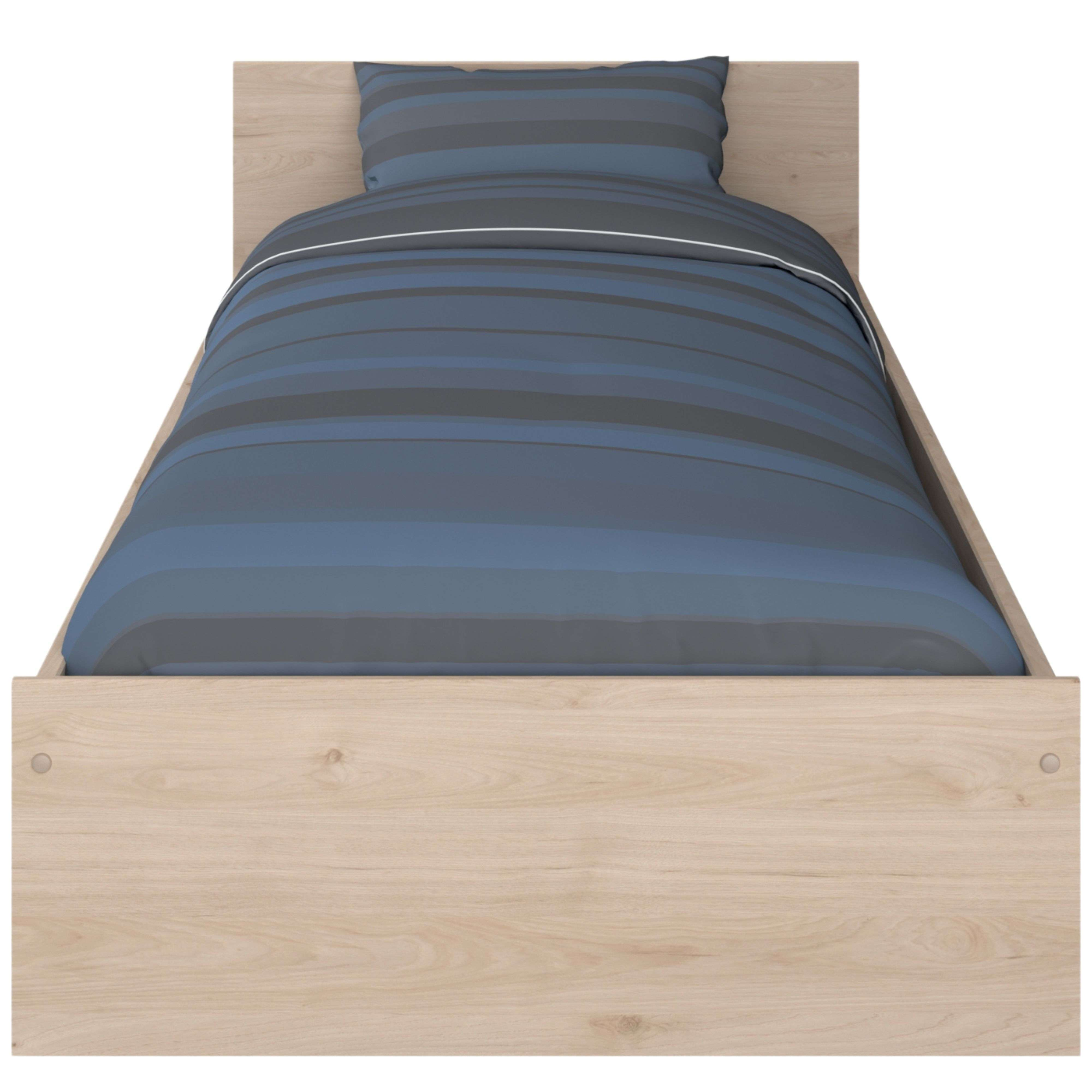 Una cama de madera con ropa de cama a rayas azules y grises.