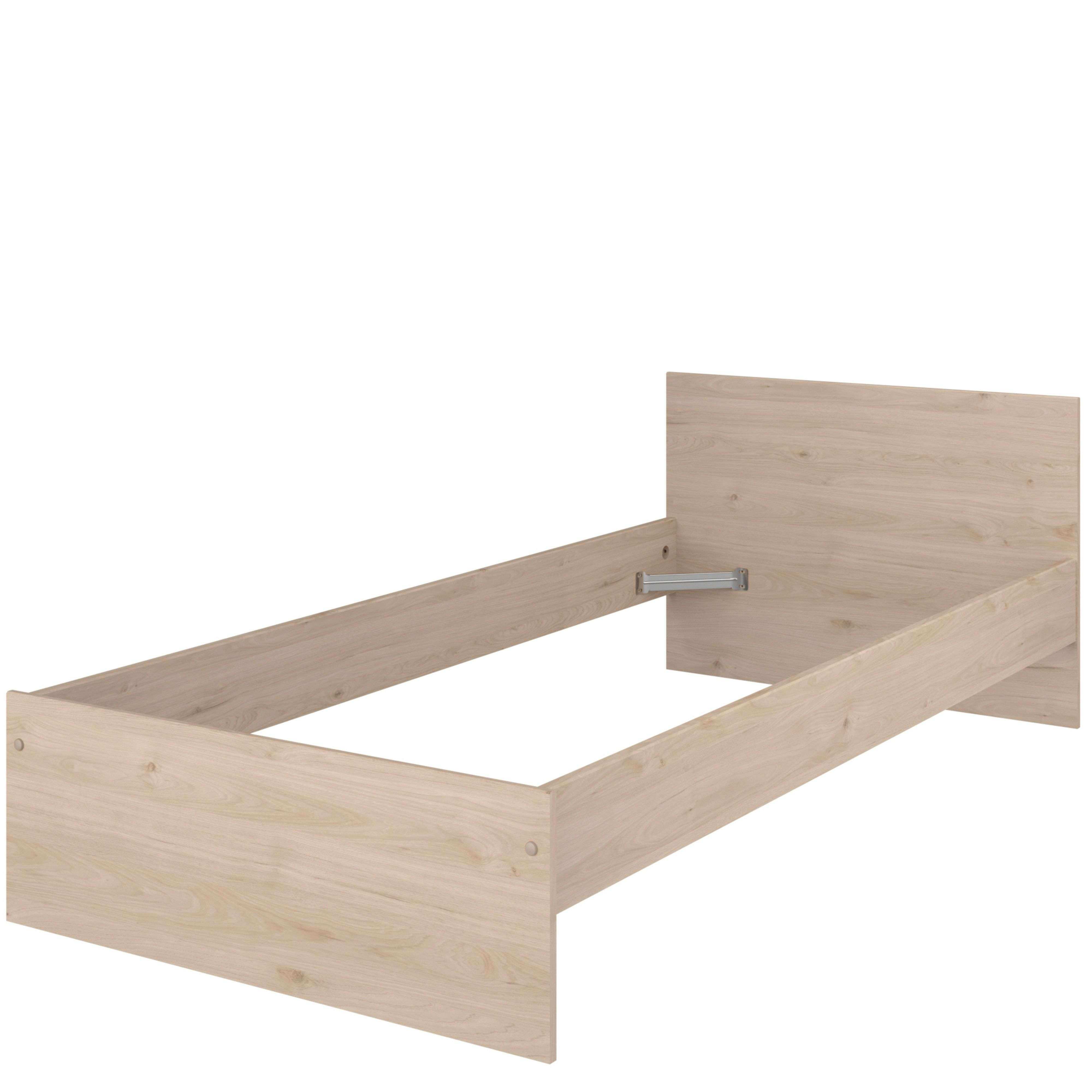 Una estructura de cama de madera clara con cabecero bajo y travesaños metálicos.