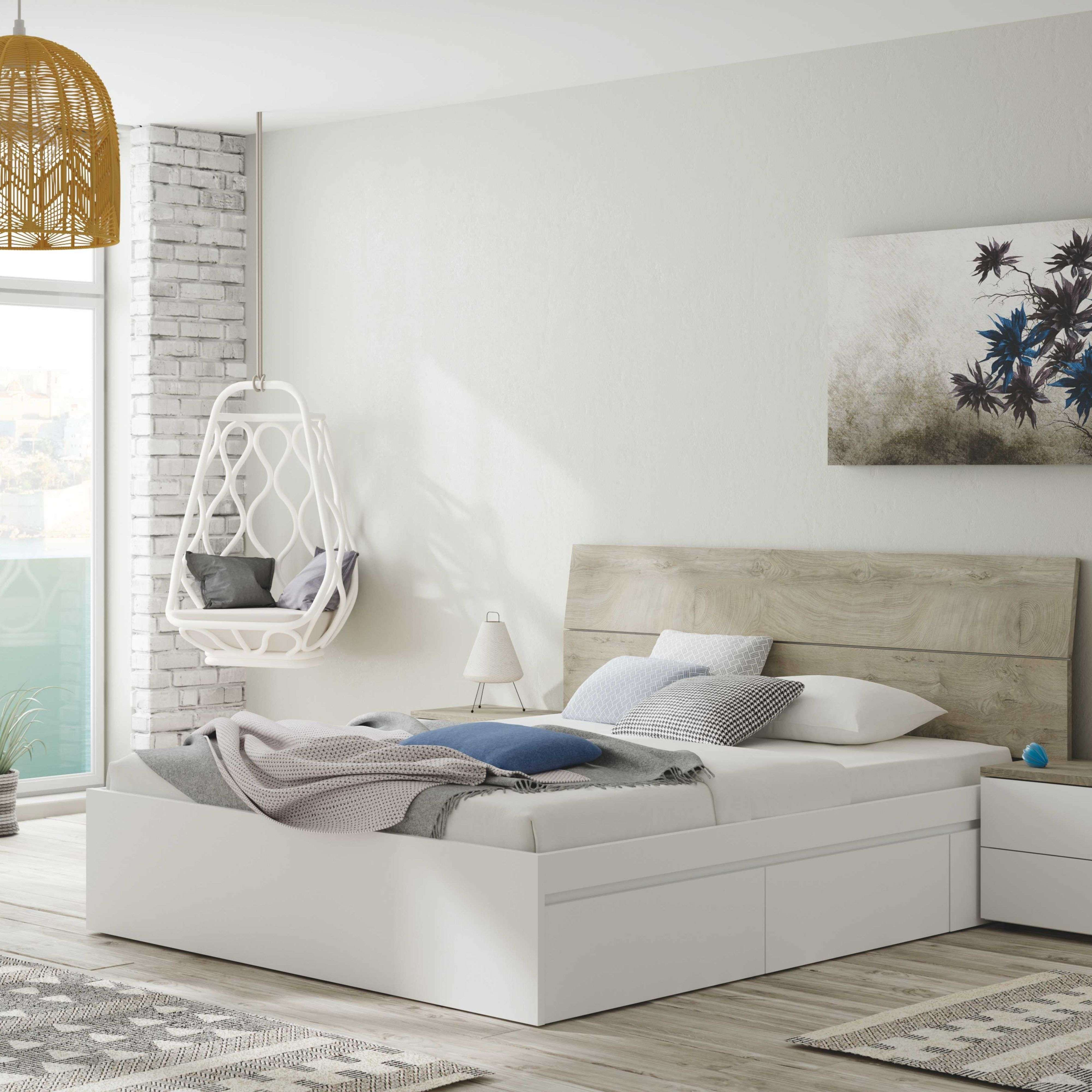 Dormitorio moderno con cama blanca, cabecero de madera, silla colgante y ventana.