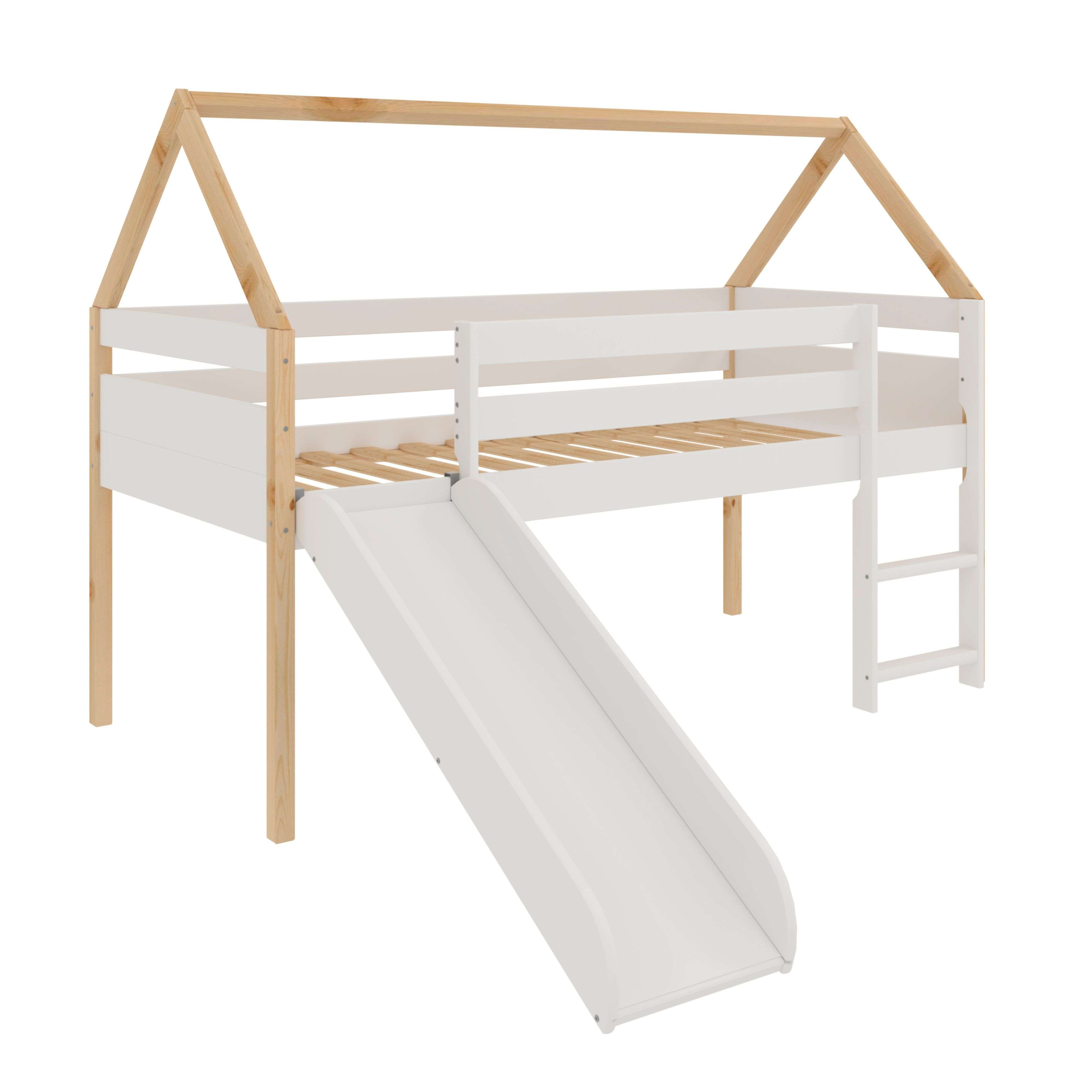 Una cama casita blanca con tobogán y escalera, marco de madera.