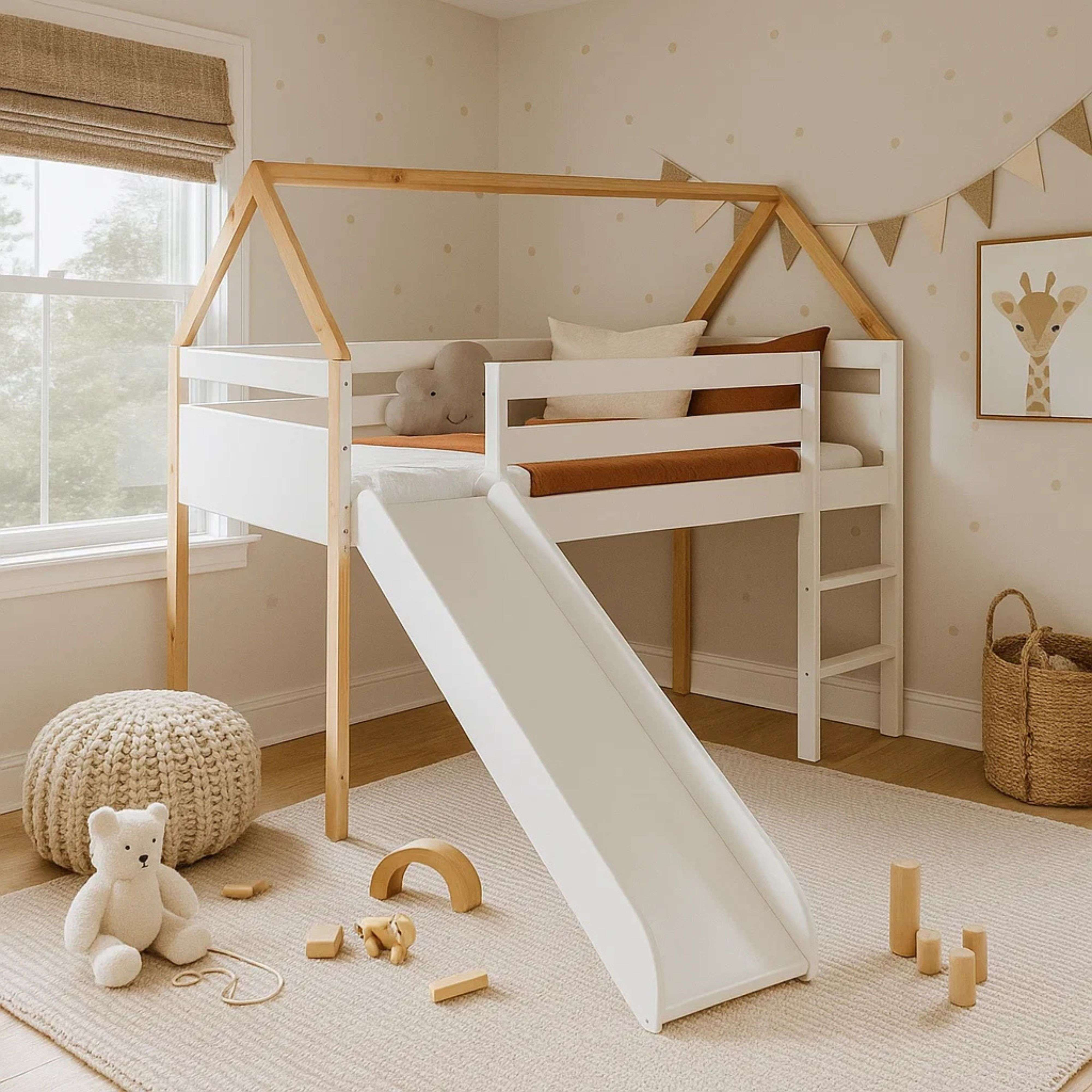 Una cama alta blanca con tobogán y marco de madera en una habitación infantil.