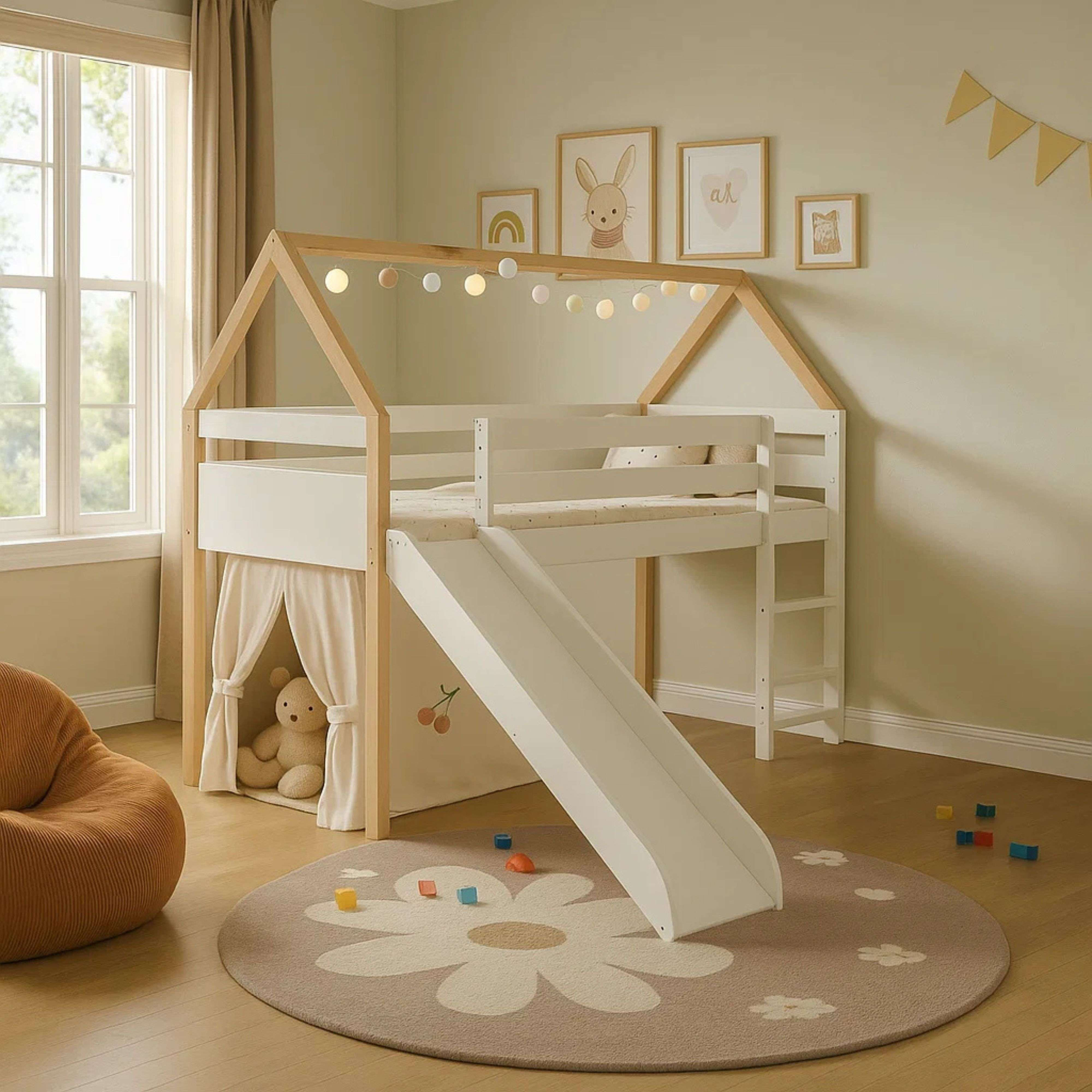 Una cama alta infantil con tobogán, cortinas, juguetes y alfombra redonda.