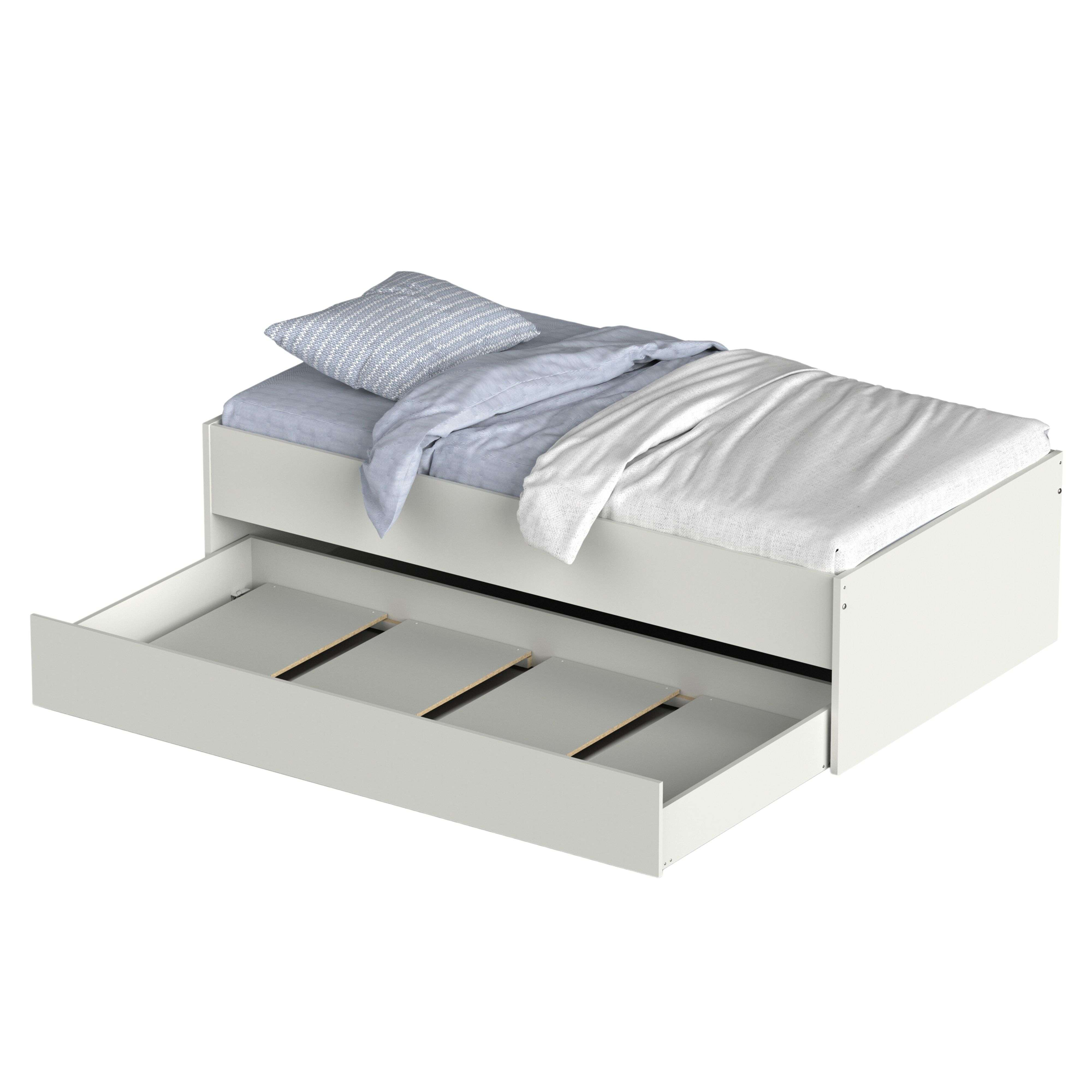 Una cama blanca con cajón extraíble y ropa de cama azul.