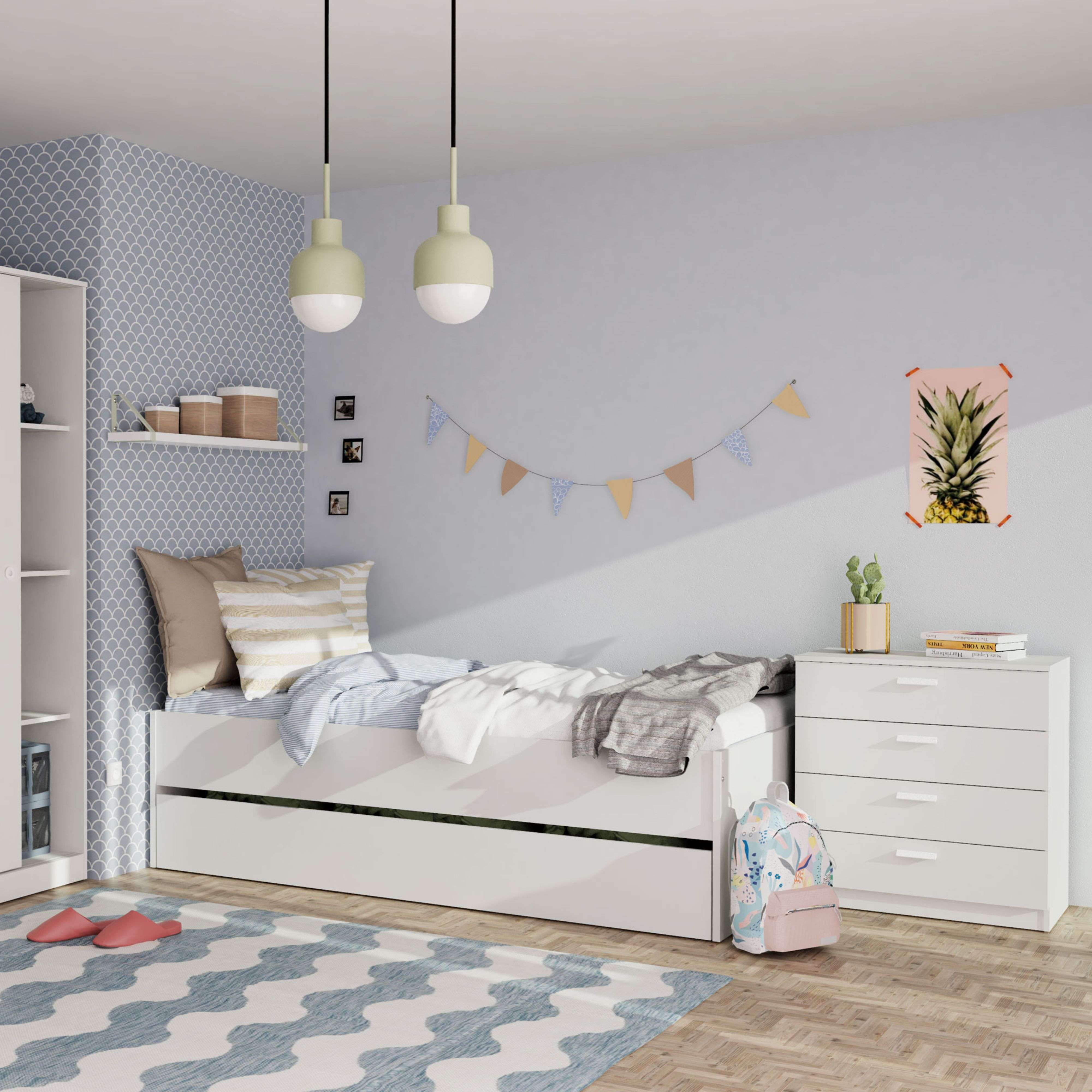 Habitación infantil con cama blanca, cómoda, armario y alfombra.