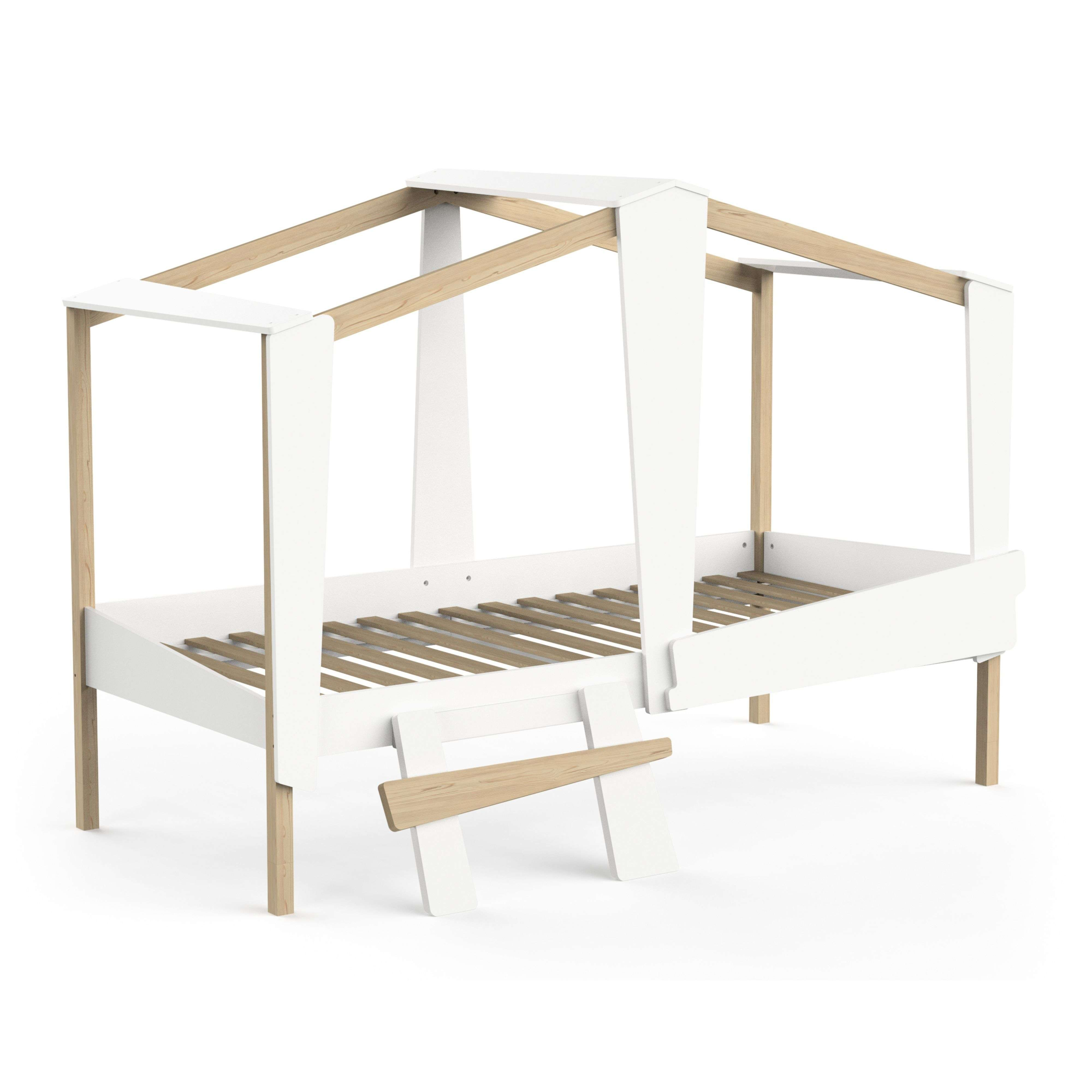 Una estructura de cama de madera blanca con diseño de techo de casa y escalera.