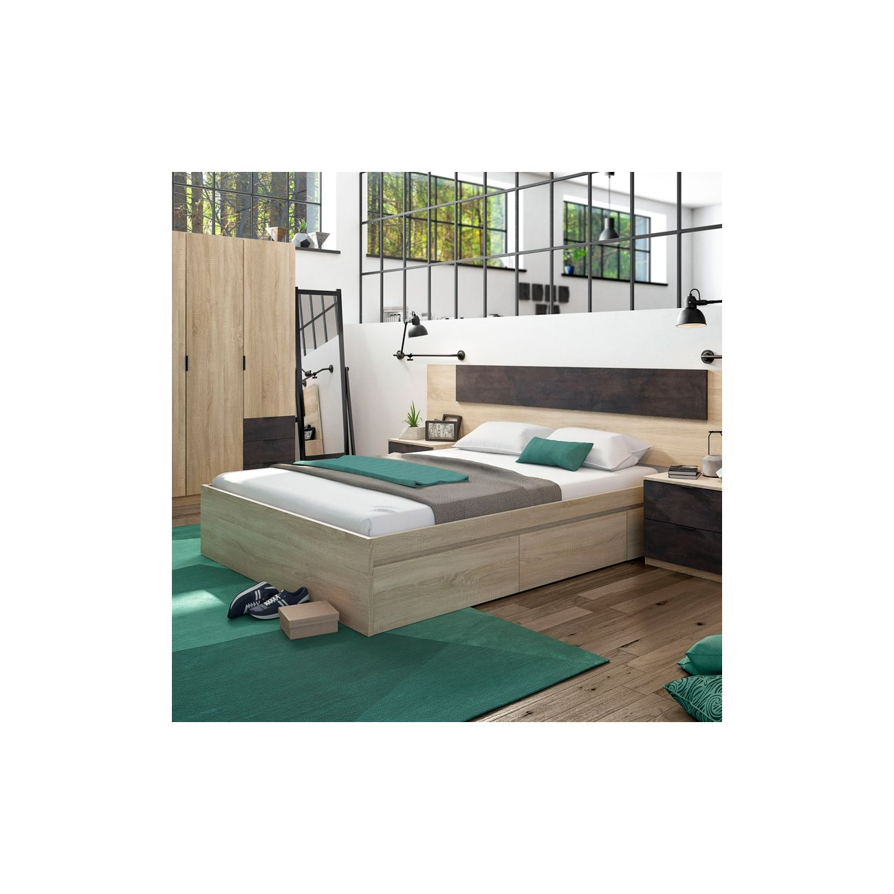 Una cama de madera descansa sobre una alfombra verde, junto a un armario y un espejo.