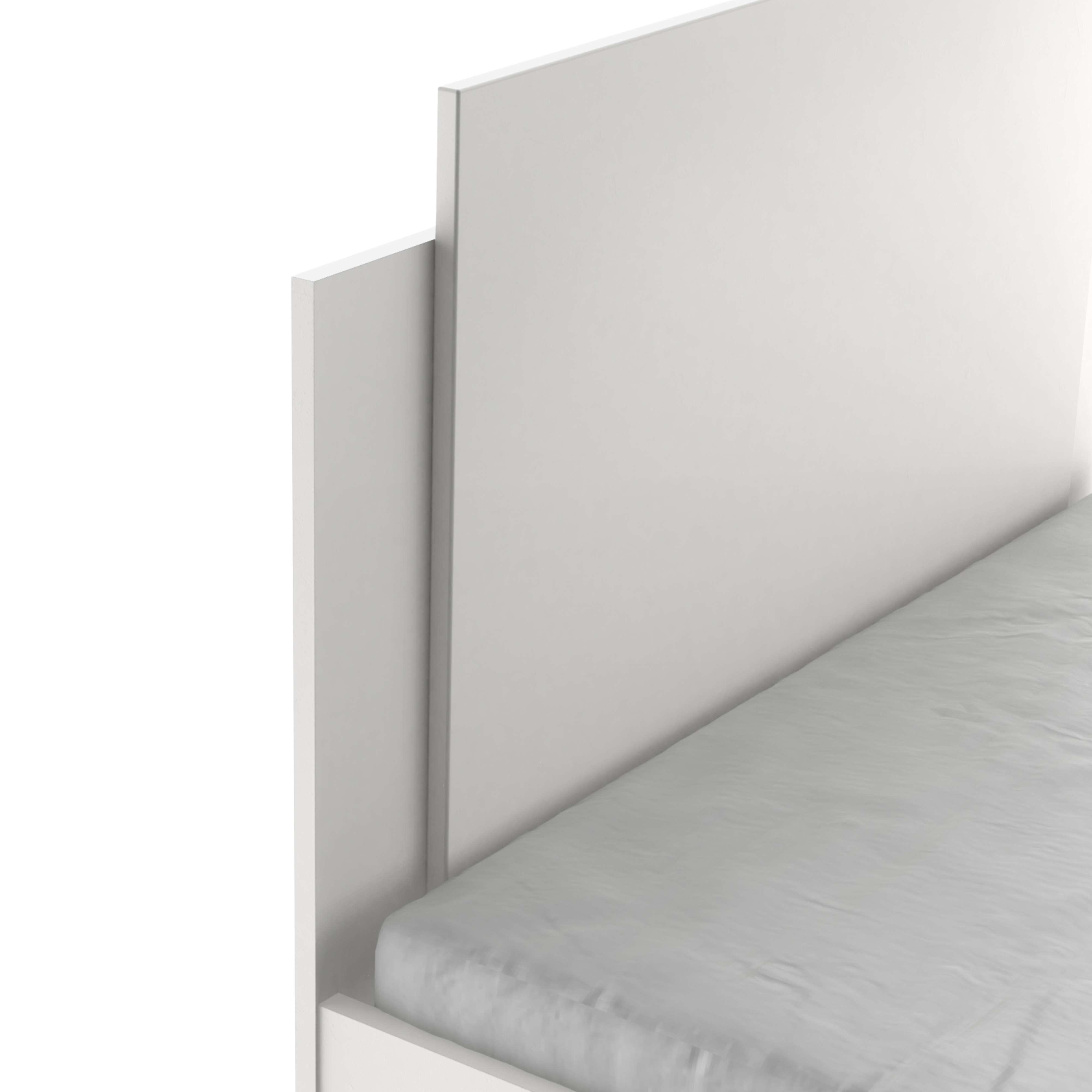 Primer plano de un marco de cama blanco con sábana gris.